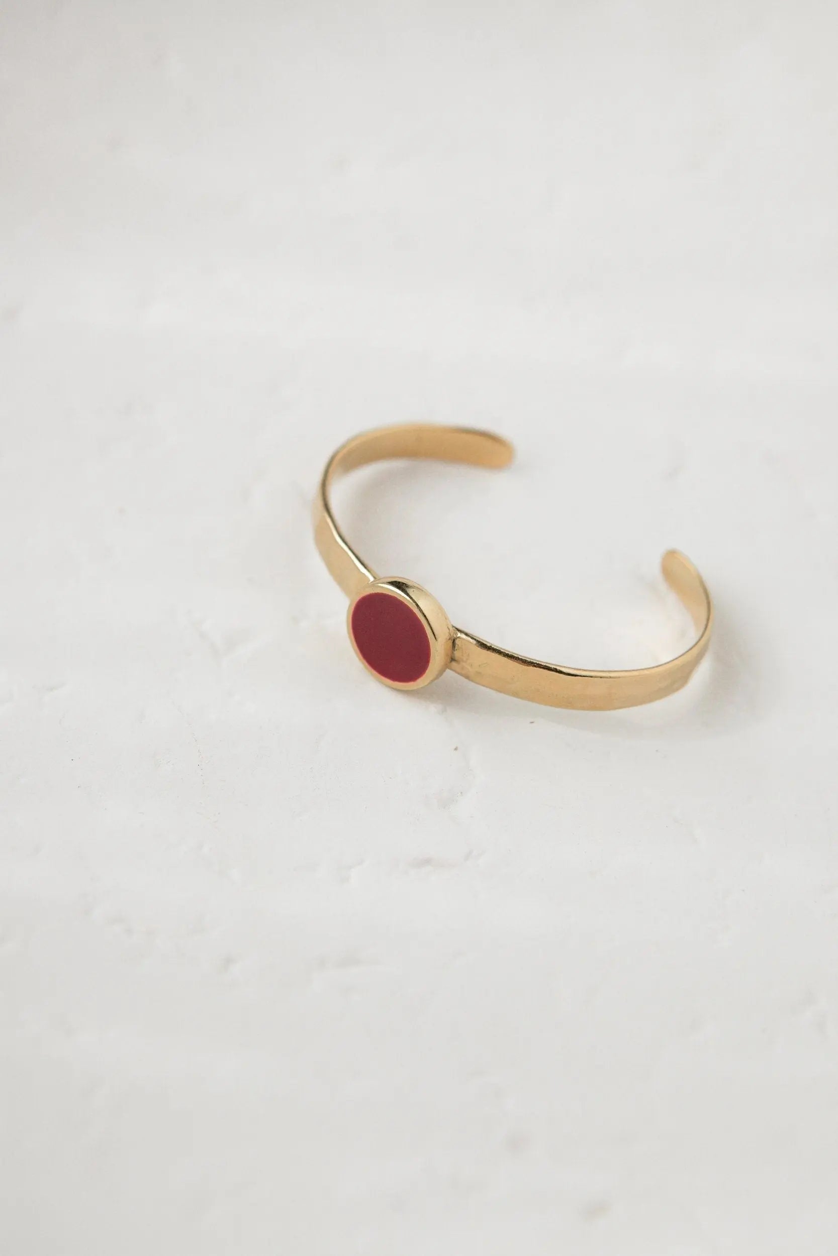 Gold plated Hammered bracelet, Minimalist Bangle with purple resin motif, Boho chic bracelet femme, Adjustable stackable bracelets