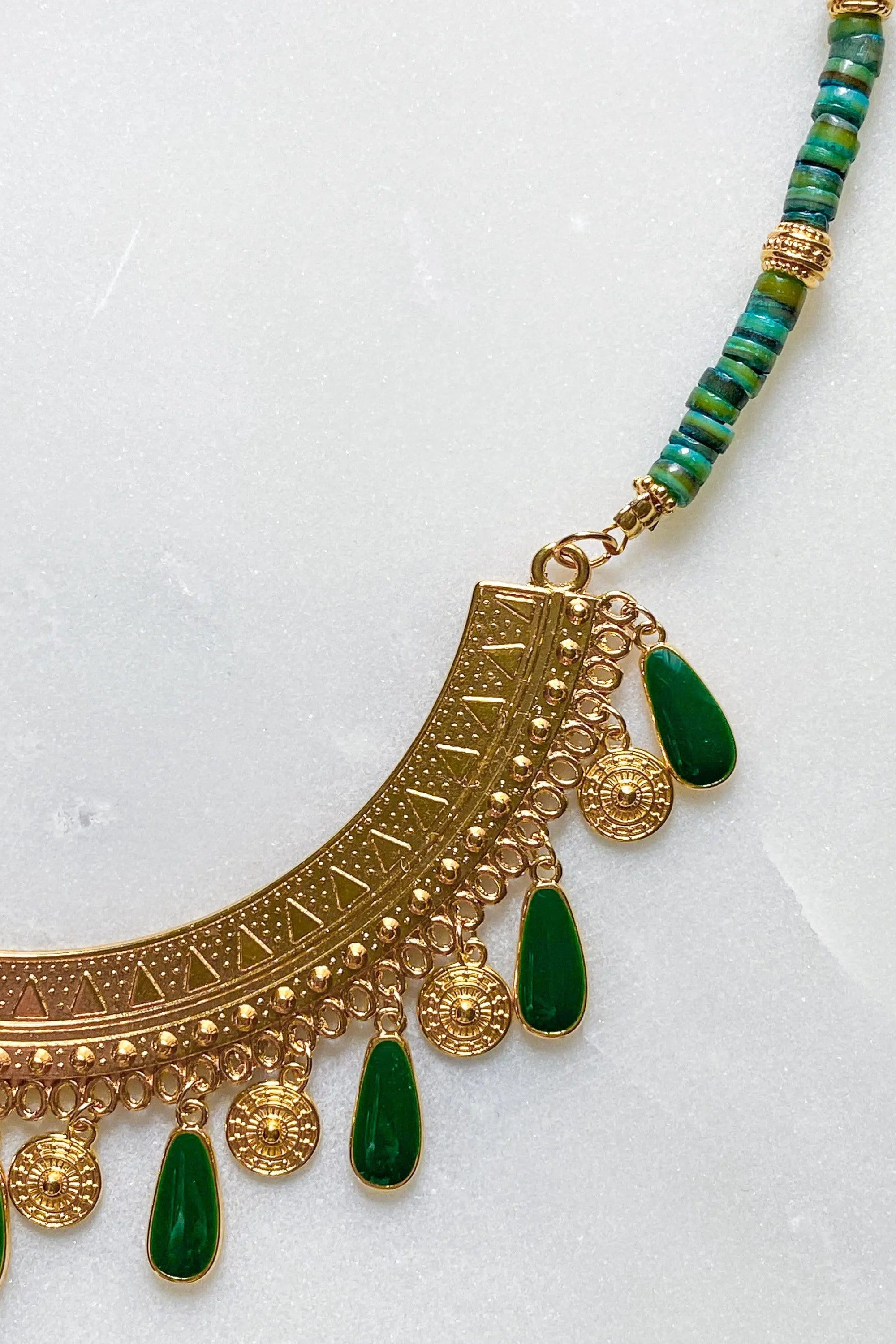 Gold coin Necklace, Emerald green necklace, Collier femme coquillage, Boho Tribal Necklace, Shell beaded Chocker, Bijoux ethniques