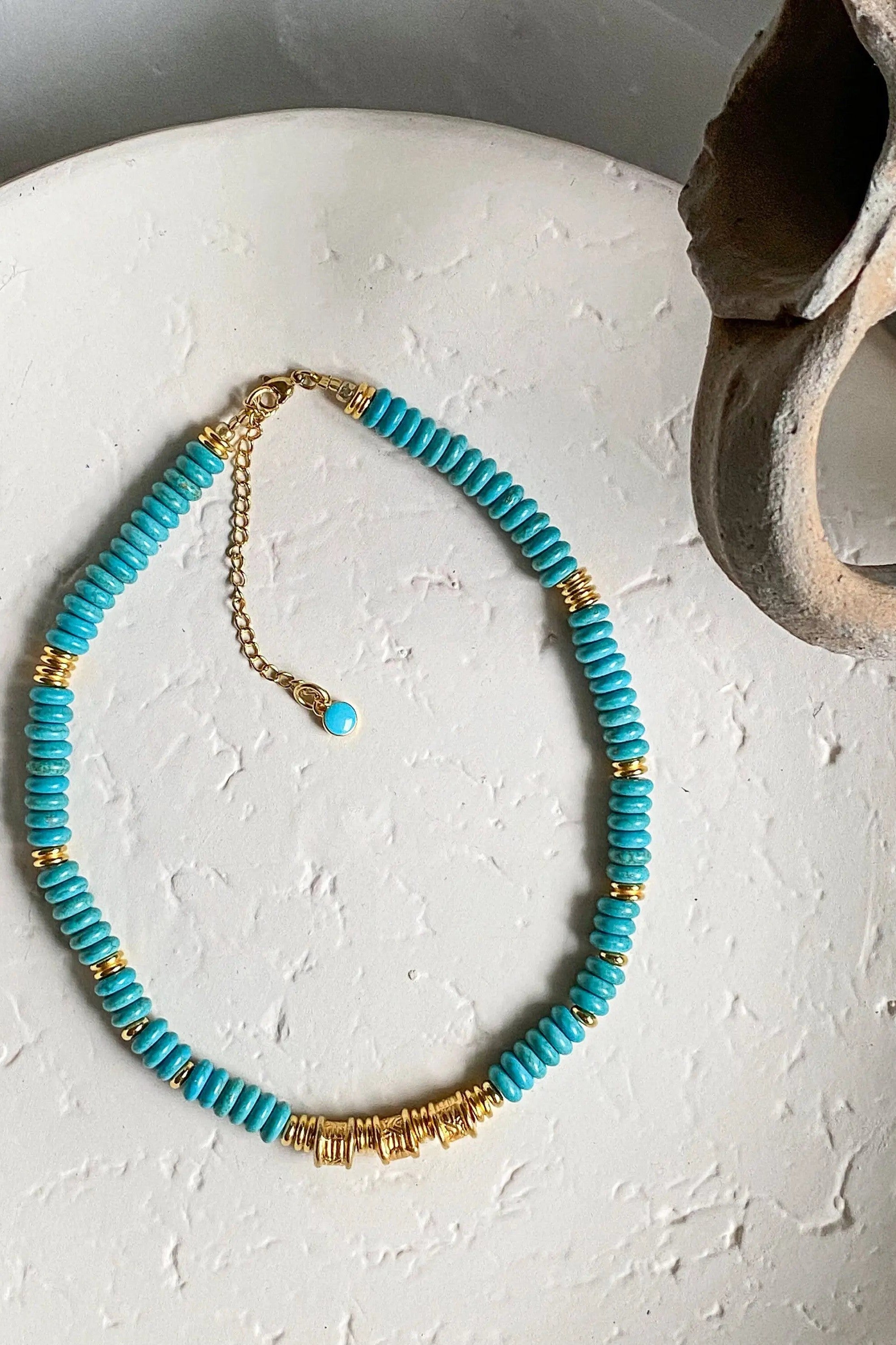 KLÉLIA Heishi choker, Turquoise Howlite necklace, Surfer stone Necklace, Collier pierre femme, Collier Ethnique, Summer boho chic necklace