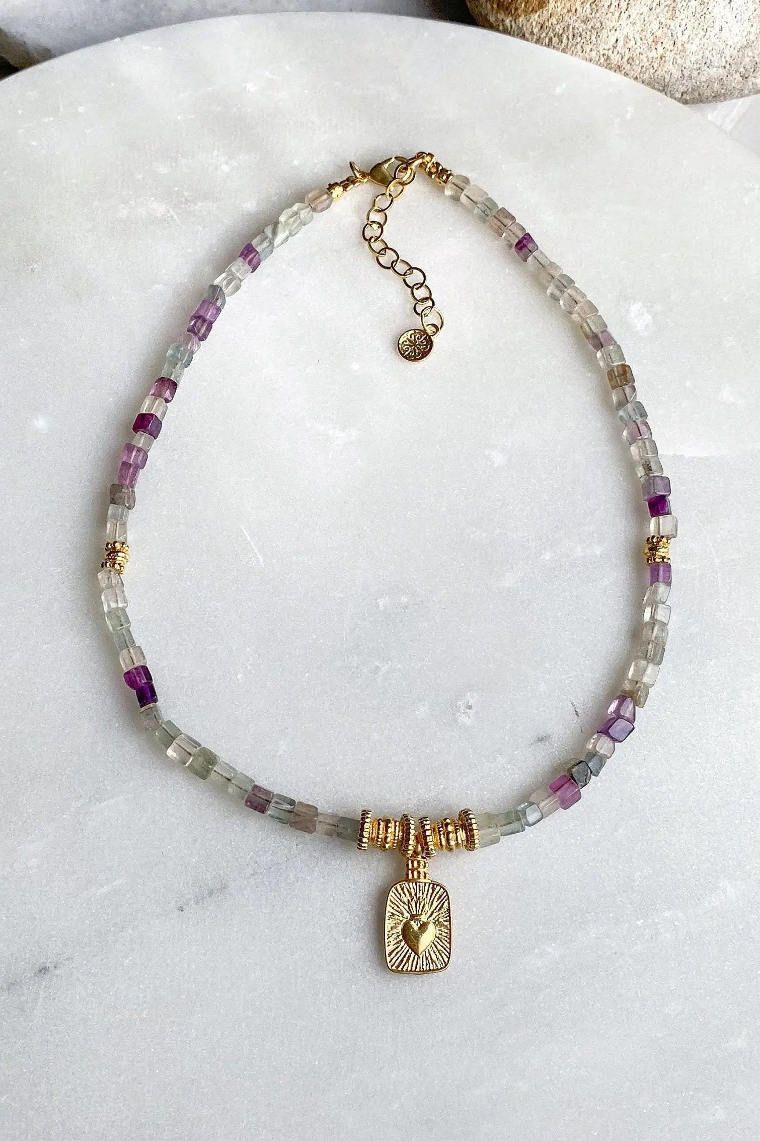 Heishi Necklace, Surfer Dainty necklace, Fluorite necklace with gold heart pendant, Tiny cubes beaded necklace, Boho Collier pierre femme