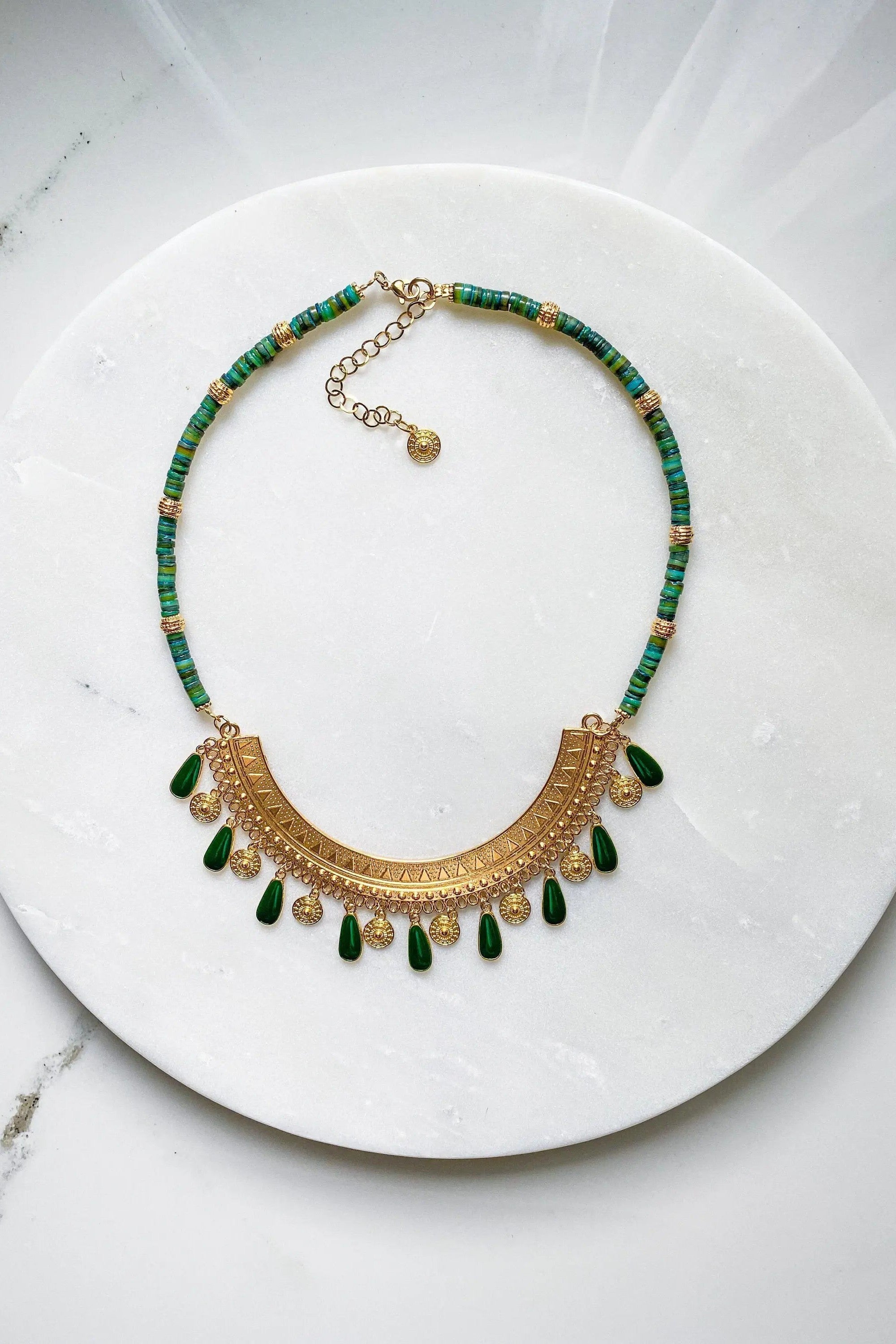 Gold coin Necklace, Emerald green necklace, Collier femme coquillage, Boho Tribal Necklace, Shell beaded Chocker, Bijoux ethniques