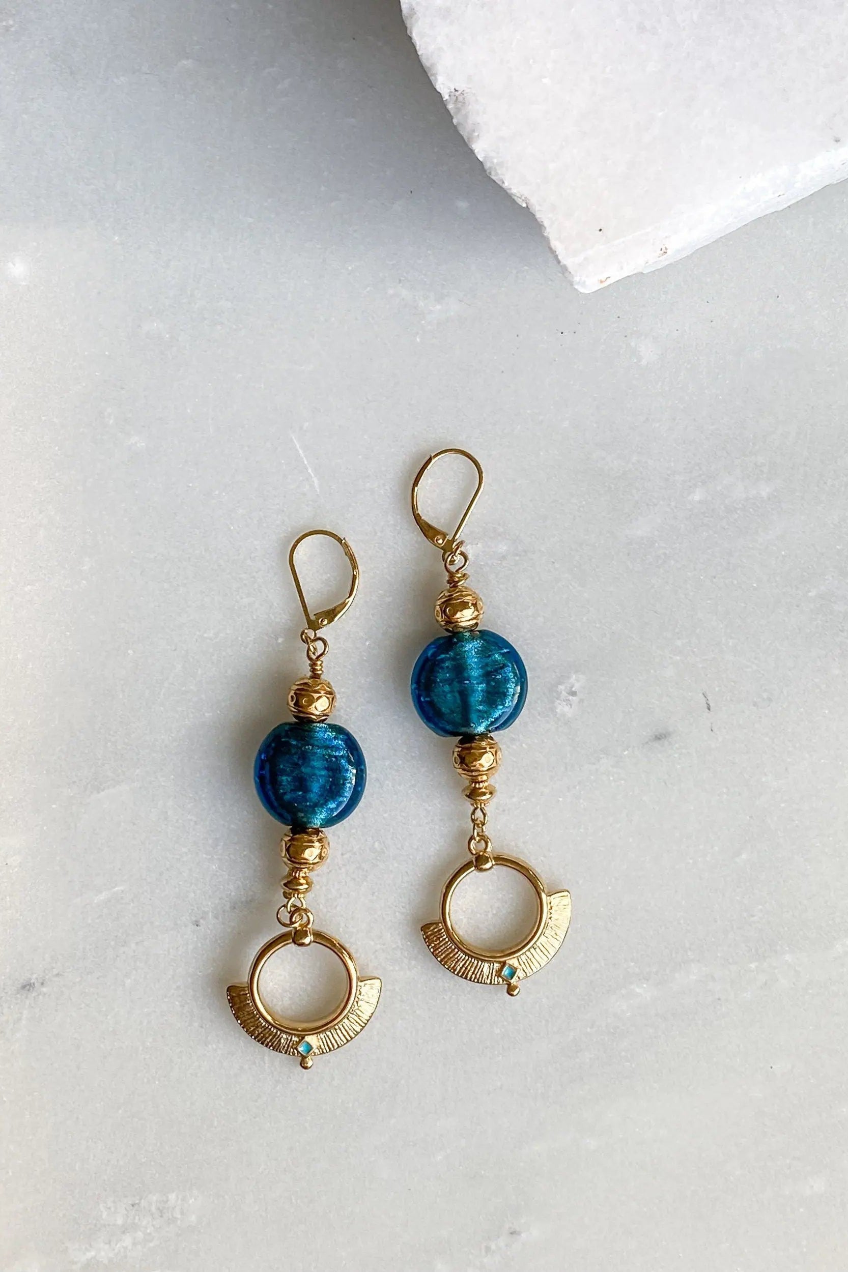 Blue Glass Crystal Earrings, Bijoux Ethniques en or, Tribal Boho Earrings, Gold Statement Earrings, Bijoux Artisanaux, ODYSSOS