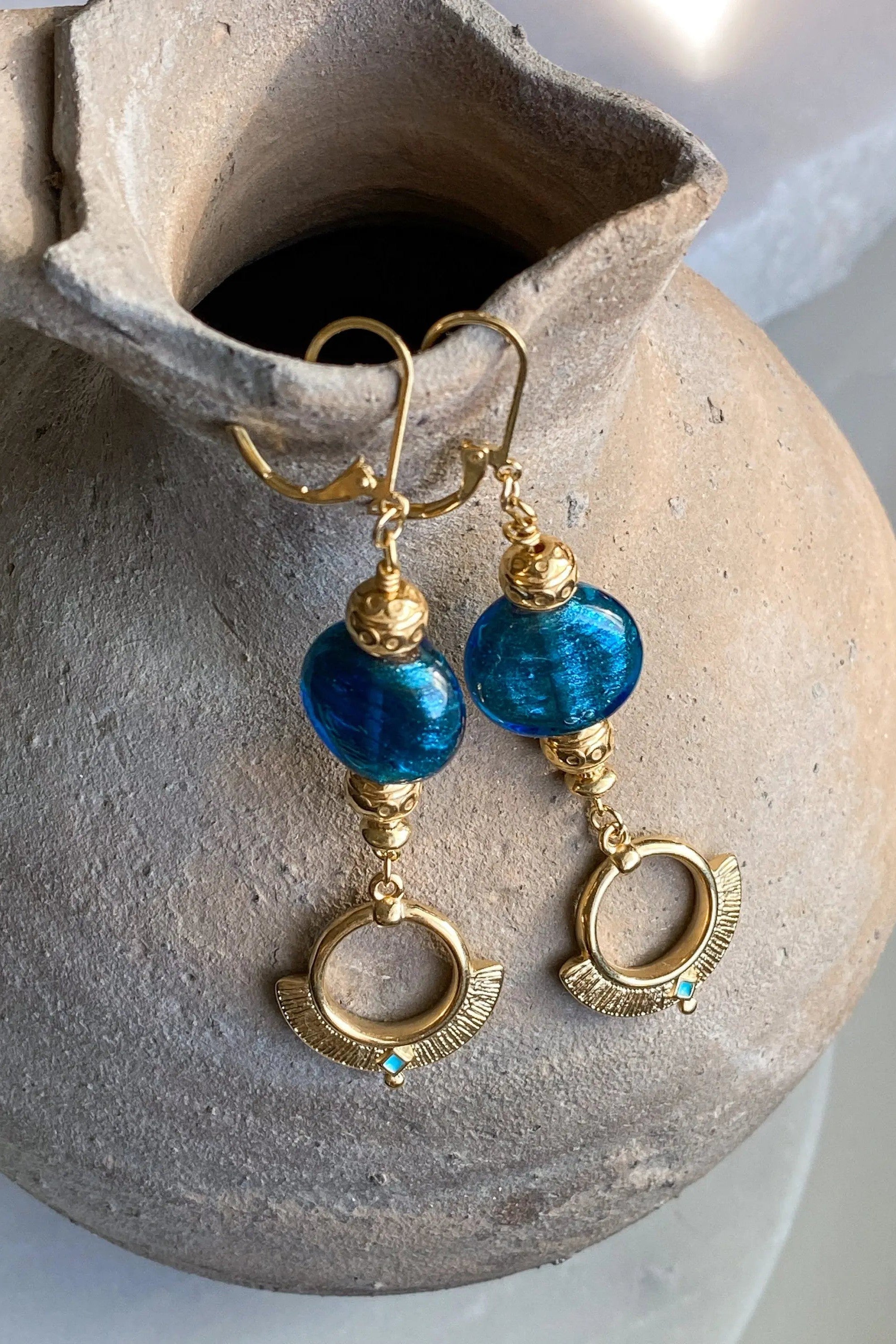 Blue Glass Crystal Earrings, Bijoux Ethniques en or, Tribal Boho Earrings, Gold Statement Earrings, Bijoux Artisanaux, ODYSSOS