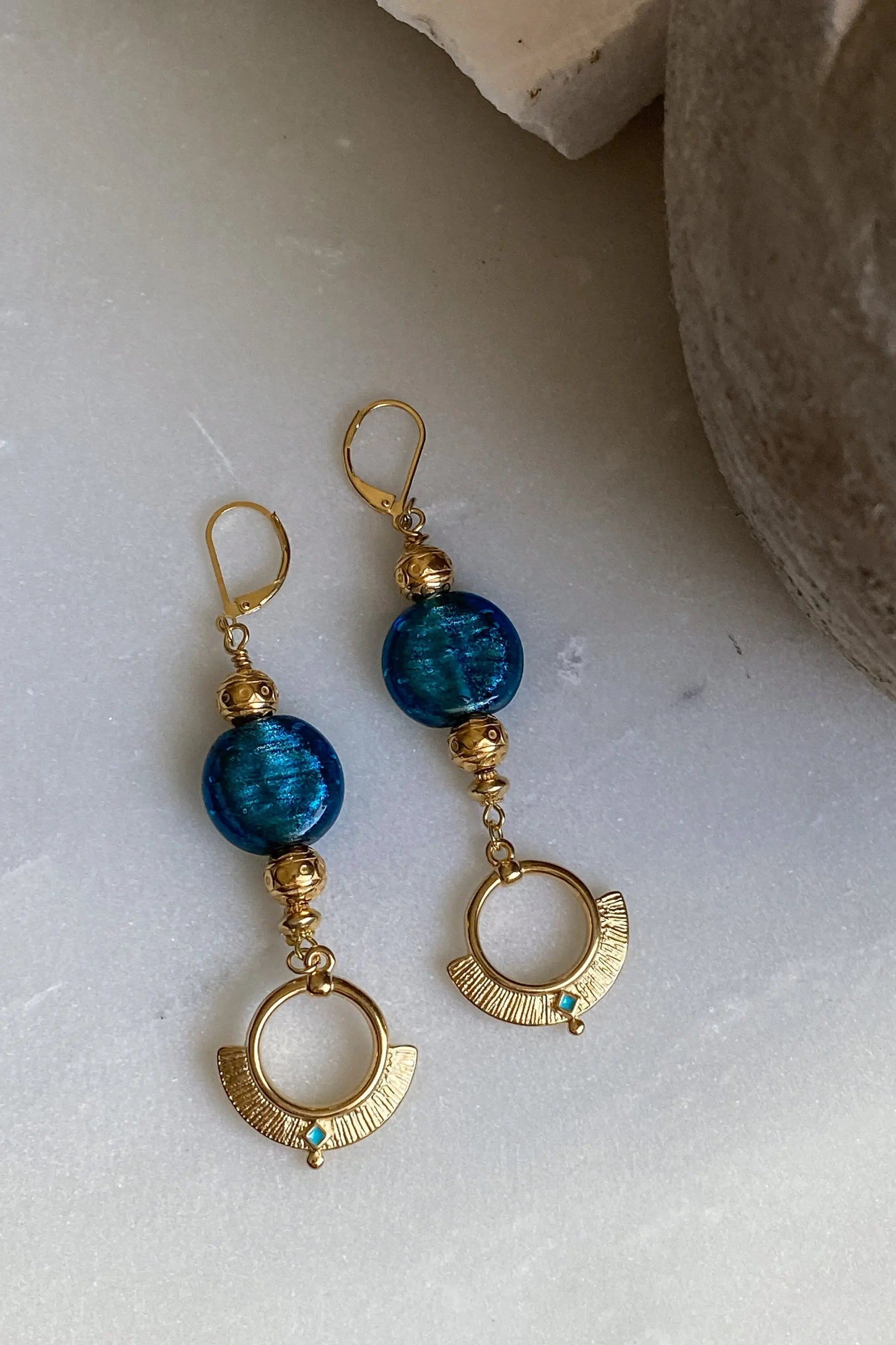 Blue Glass Crystal Earrings, Bijoux Ethniques en or, Tribal Boho Earrings, Gold Statement Earrings, Bijoux Artisanaux, ODYSSOS