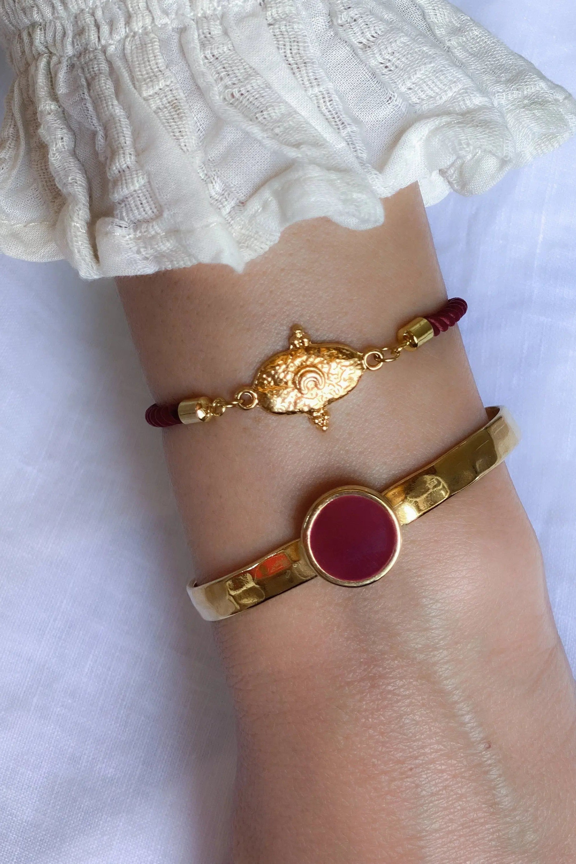 Gold plated Hammered bracelet, Minimalist Bangle with purple resin motif, Boho chic bracelet femme, Adjustable stackable bracelets