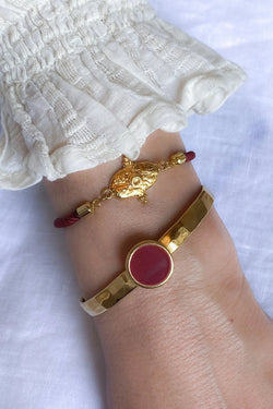 Gold plated Hammered bracelet, Minimalist Bangle with purple resin motif, Boho chic bracelet femme, Adjustable stackable bracelets