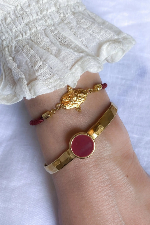 Gold plated Hammered bracelet, Minimalist Bangle with purple resin motif, Boho chic bracelet femme, Adjustable stackable bracelets