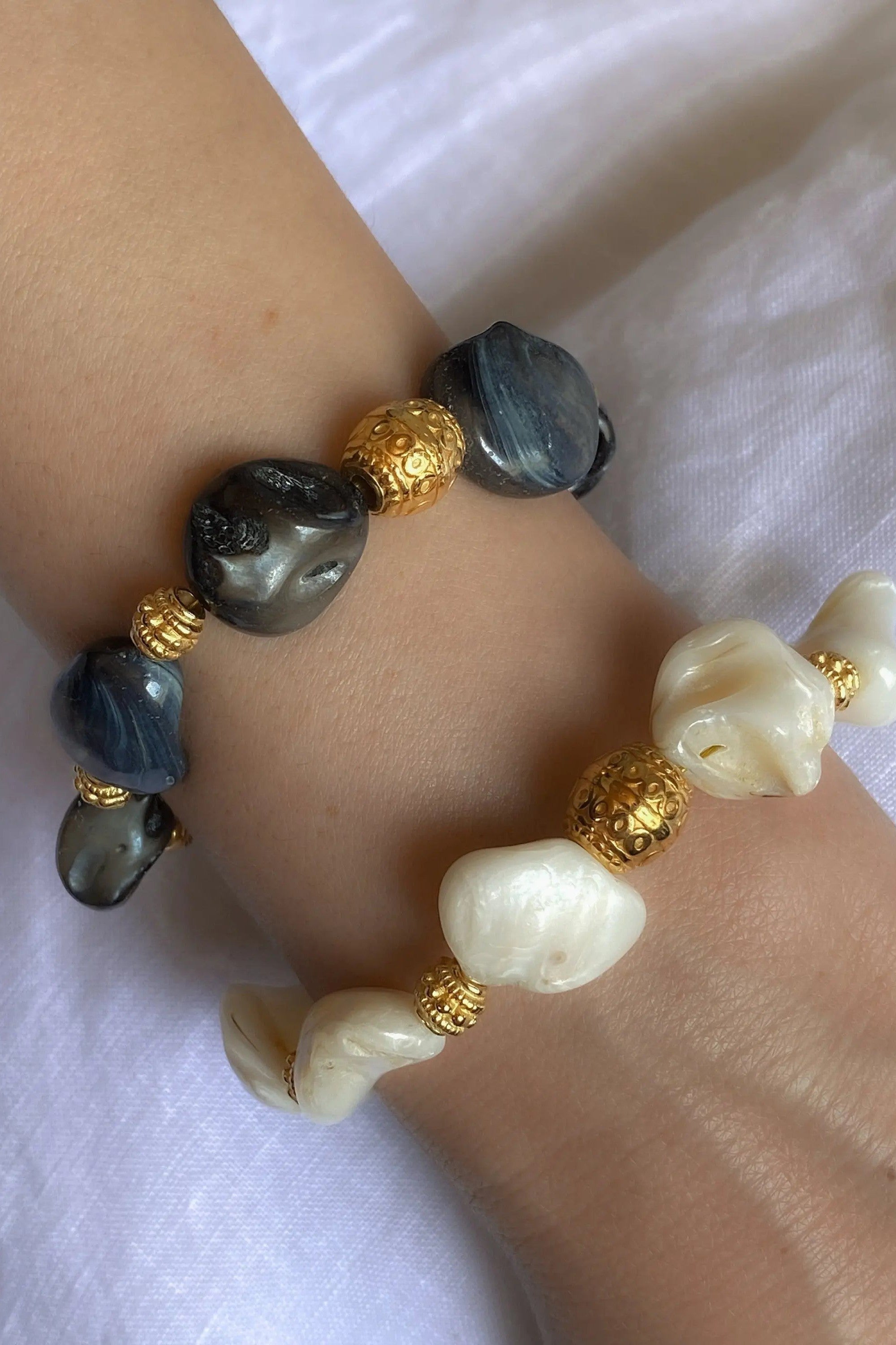 Statement shell beads bracelet, Black coral beaded Bracelet, Large white and gold shell nugget bracelet, Boho chic bracelet