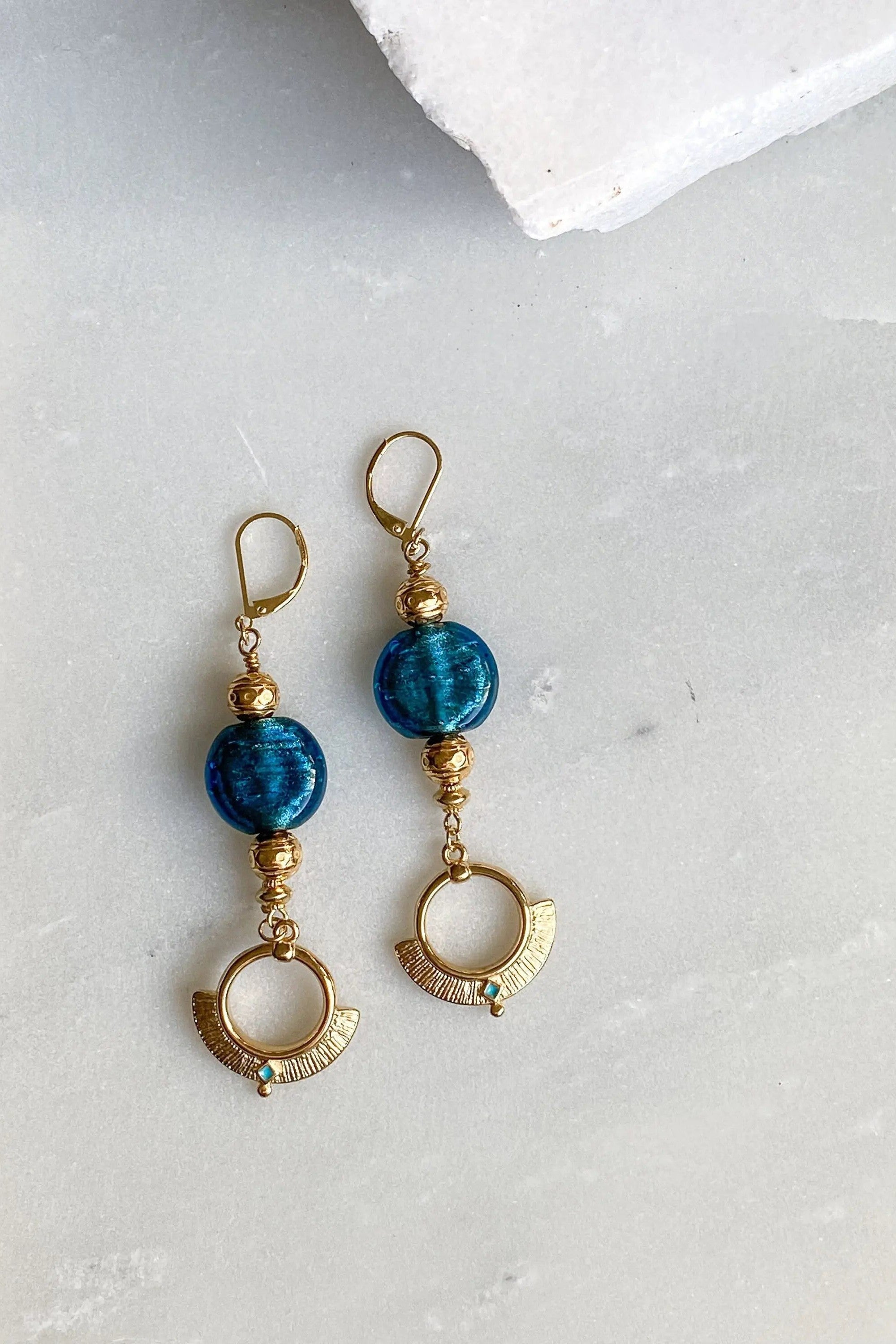 Blue Glass Crystal Earrings, Bijoux Ethniques en or, Tribal Boho Earrings, Gold Statement Earrings, Bijoux Artisanaux, ODYSSOS