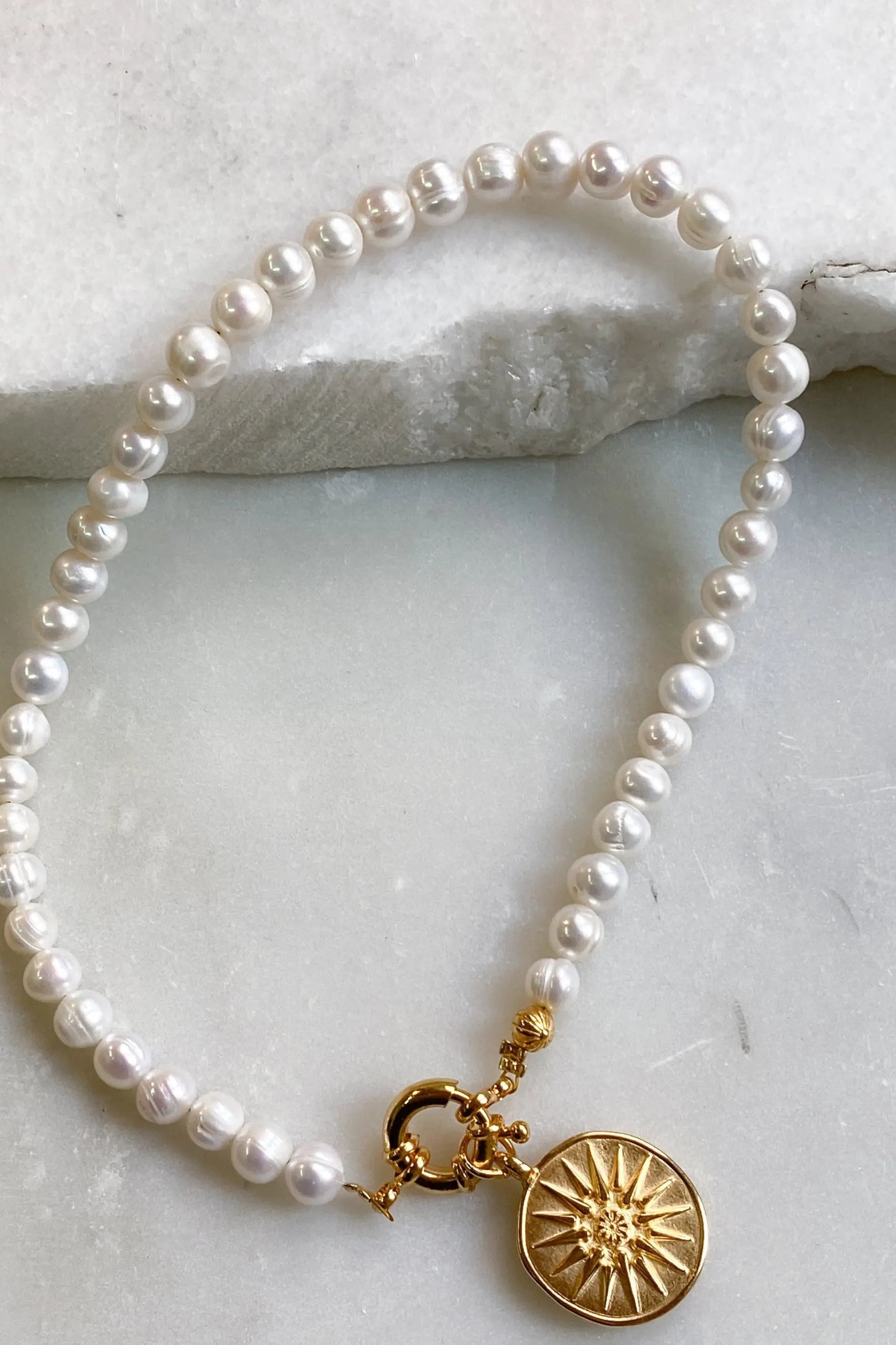 ALEXANDER Coin Pearls necklace, Gold coin pearl chocker, Coin charm pearl necklace, Freshwater pearl medallion, Collier perles, Perlenkette