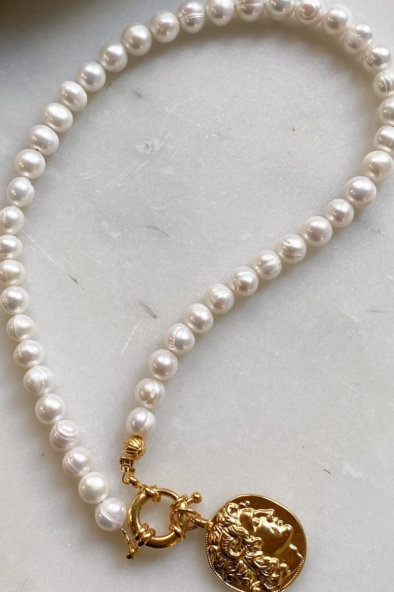 ALEXANDER Coin Pearls necklace, Gold coin pearl chocker, Coin charm pearl necklace, Freshwater pearl medallion, Collier perles, Perlenkette