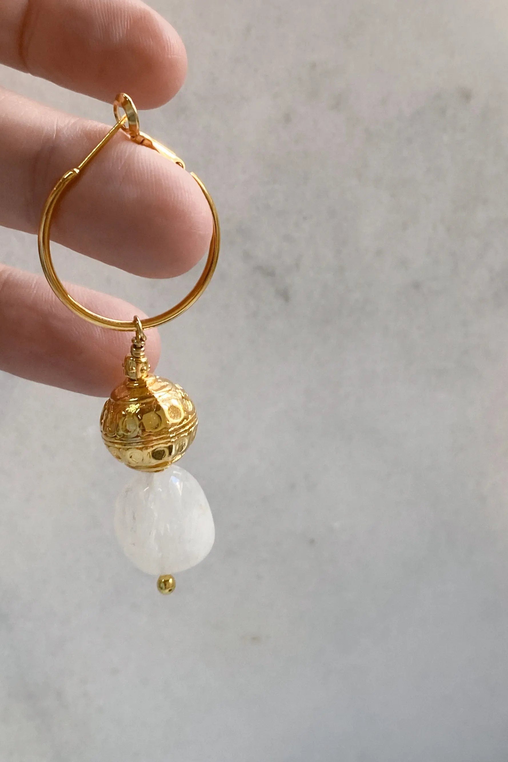 AGAPE Quartz and Gold Dangle Earrings, Statement hoops with golden ball and white quartz stone, Boucles d'oreilles ethniques, Boho Ohrringe