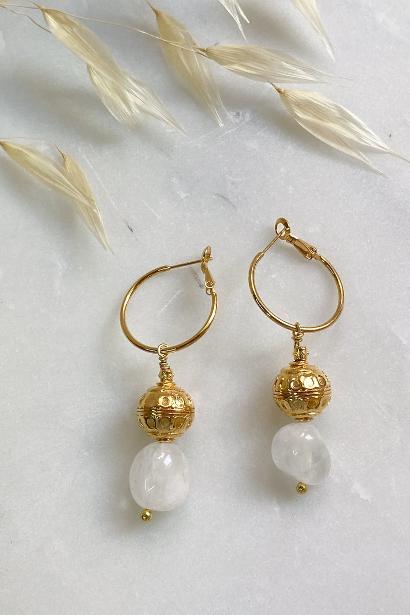 AGAPE Quartz and Gold Dangle Earrings, Statement hoops with golden ball and white quartz stone, Boucles d'oreilles ethniques, Boho Ohrringe