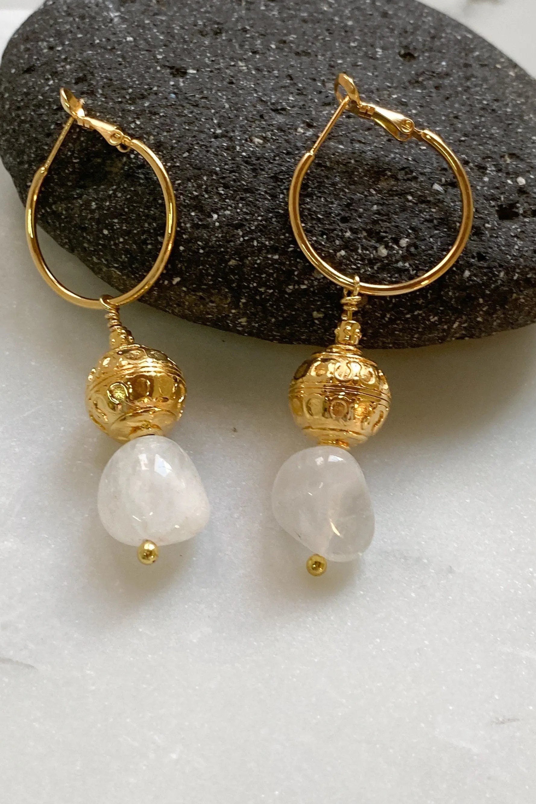 AGAPE Quartz and Gold Dangle Earrings, Statement hoops with golden ball and white quartz stone, Boucles d'oreilles ethniques, Boho Ohrringe