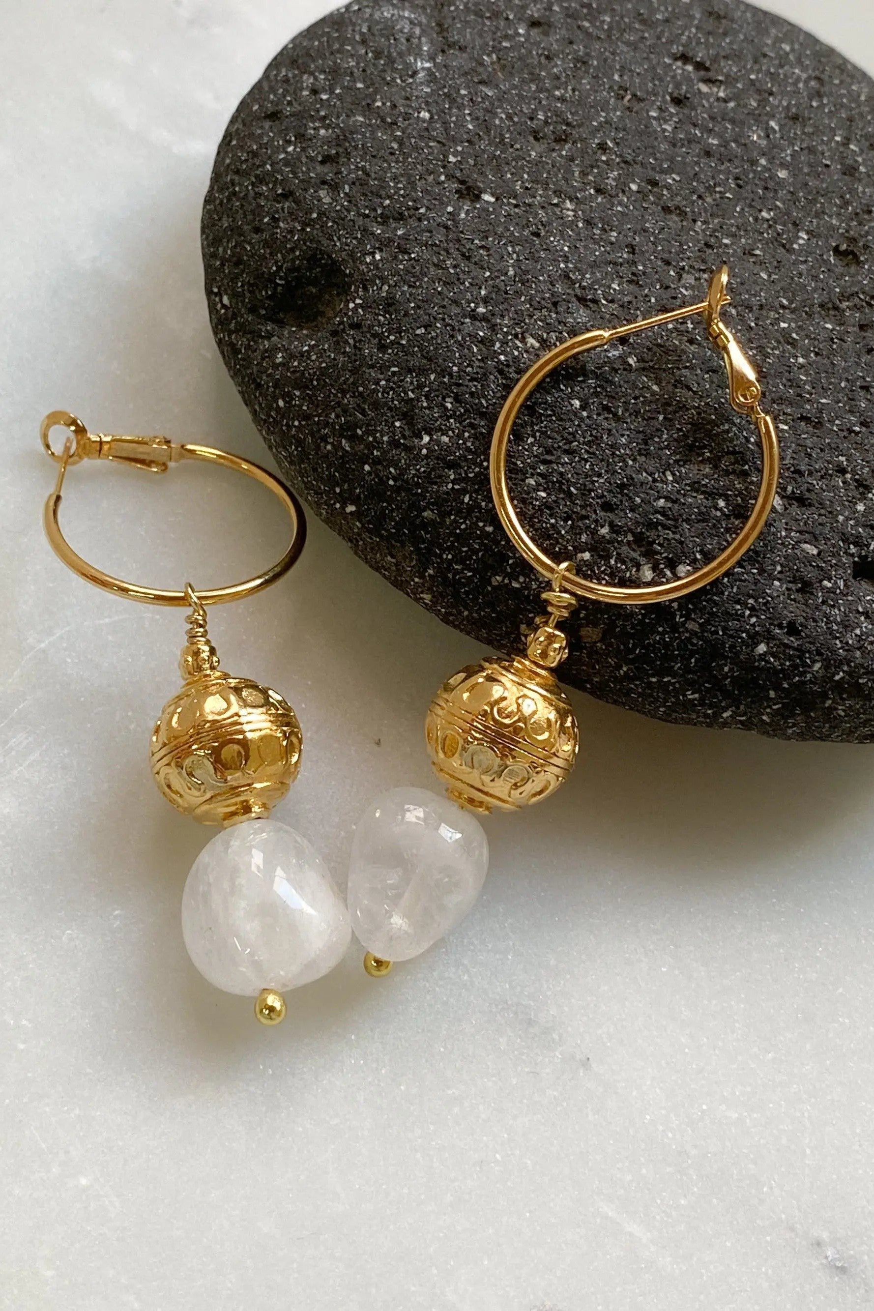 AGAPE Quartz and Gold Dangle Earrings, Statement hoops with golden ball and white quartz stone, Boucles d'oreilles ethniques, Boho Ohrringe