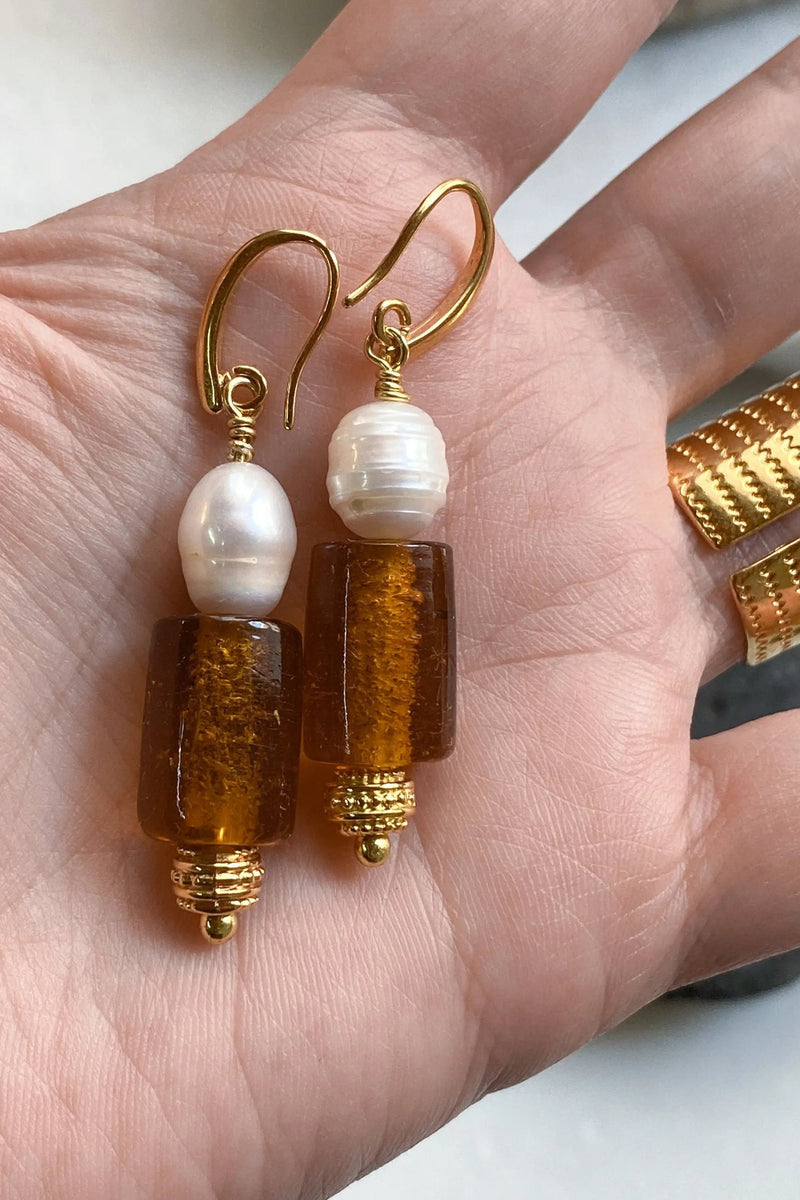 NATASSA Brown crystal and pearl earrings, Dangle Earrings with freshwater pearls, Bijoux éthniques, Perlen Ohrringe, Best friend gift