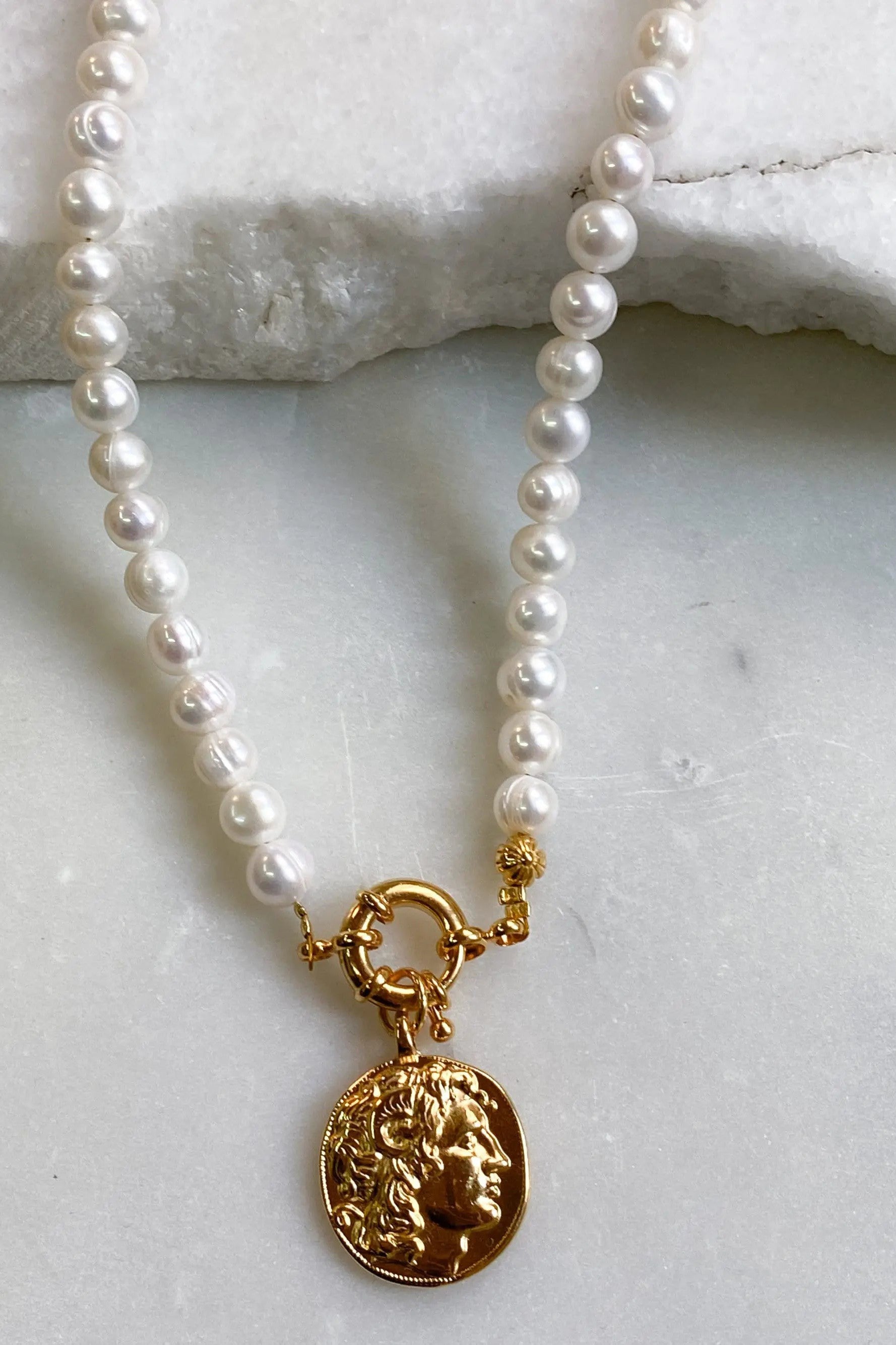 ALEXANDER Coin Pearls necklace, Gold coin pearl chocker, Coin charm pearl necklace, Freshwater pearl medallion, Collier perles, Perlenkette