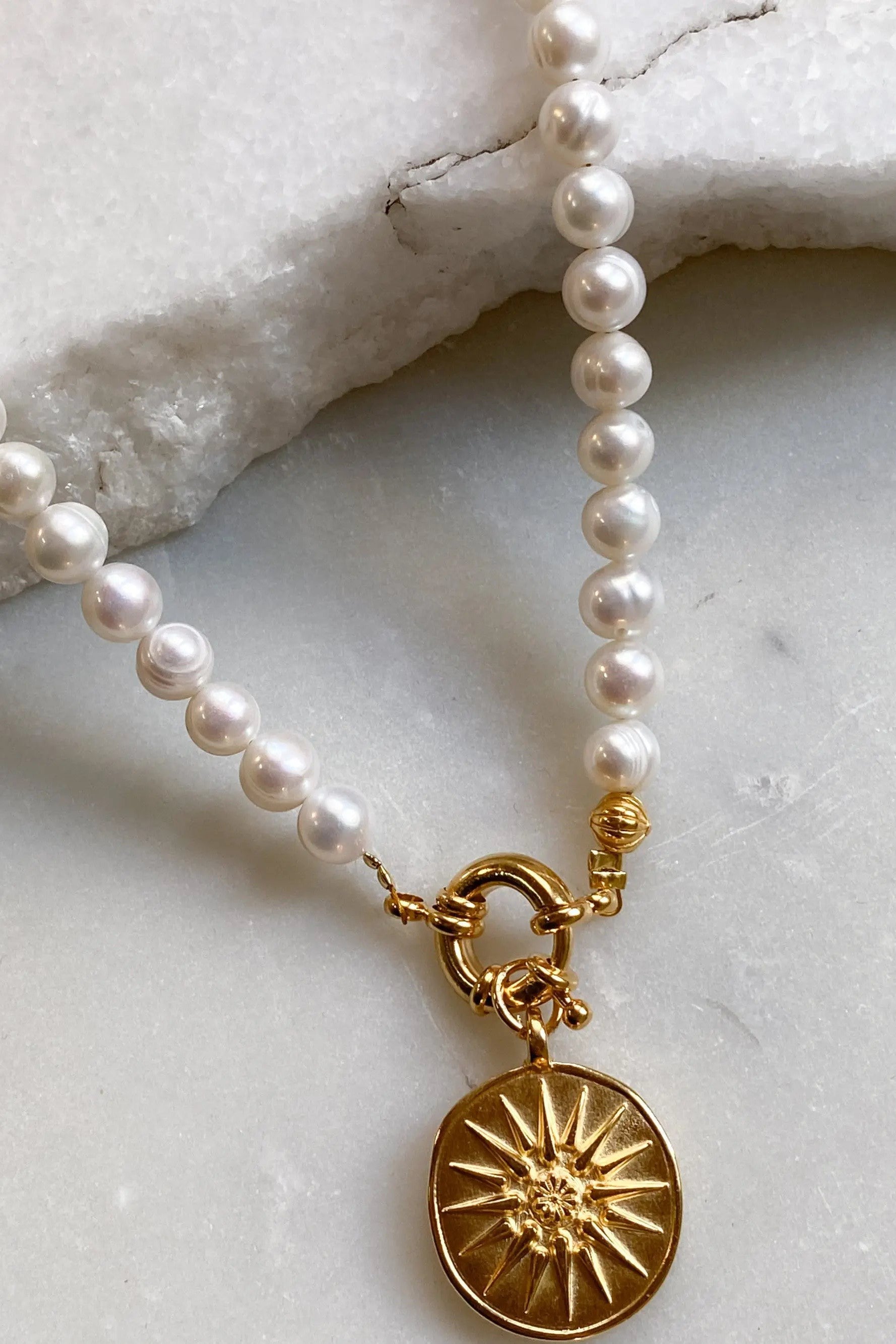 ALEXANDER Coin Pearls necklace, Gold coin pearl chocker, Coin charm pearl necklace, Freshwater pearl medallion, Collier perles, Perlenkette