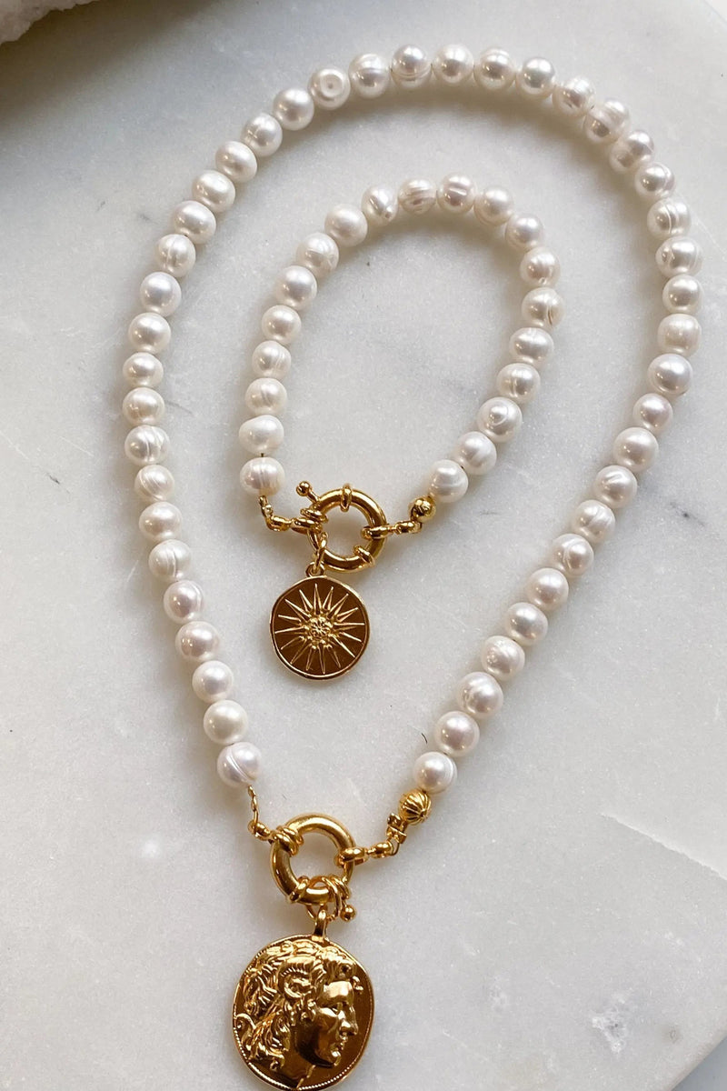 ALEXANDER Coin Pearls necklace, Gold coin pearl chocker, Coin charm pearl necklace, Freshwater pearl medallion, Collier perles, Perlenkette