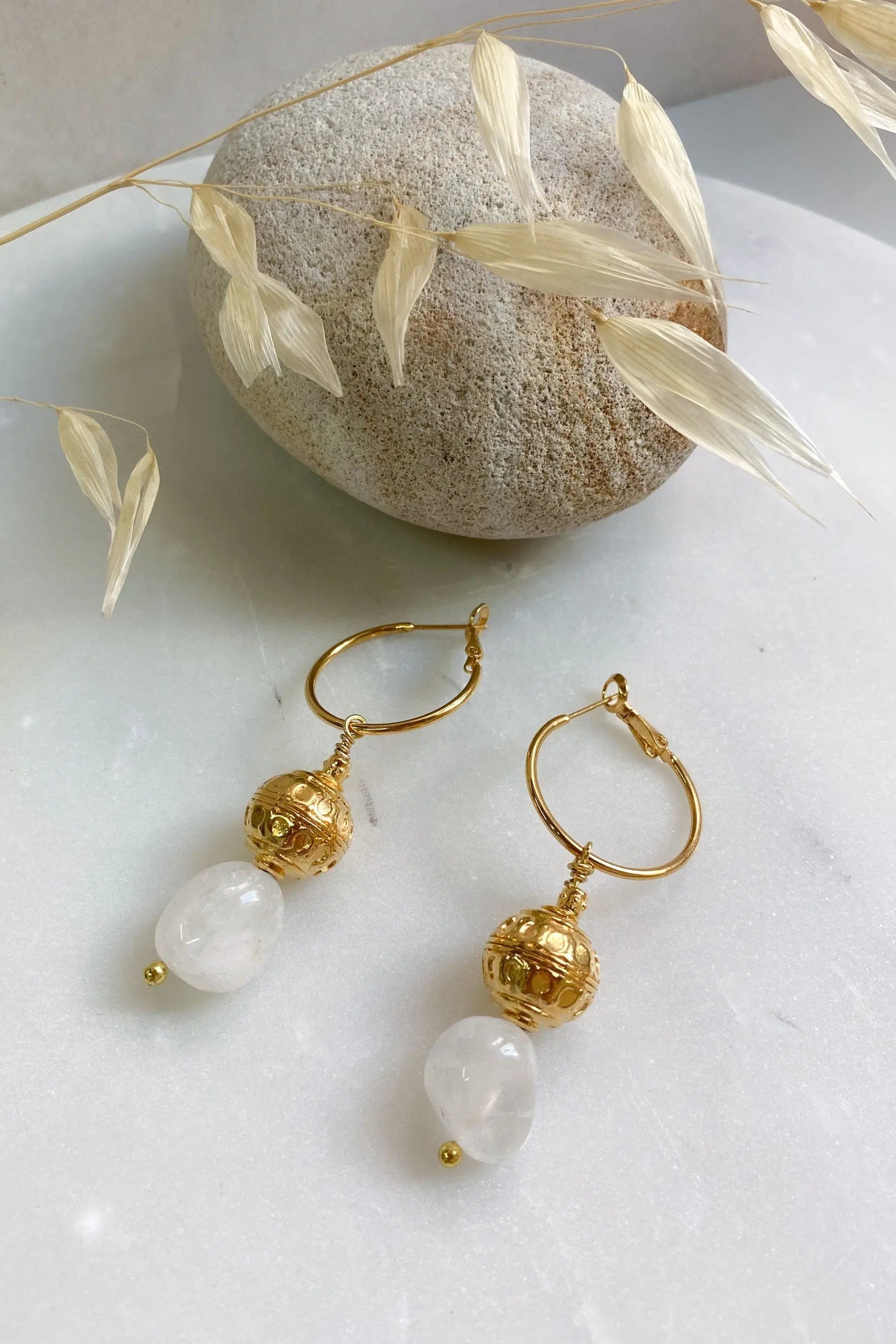 AGAPE Quartz and Gold Dangle Earrings, Statement hoops with golden ball and white quartz stone, Boucles d'oreilles ethniques, Boho Ohrringe