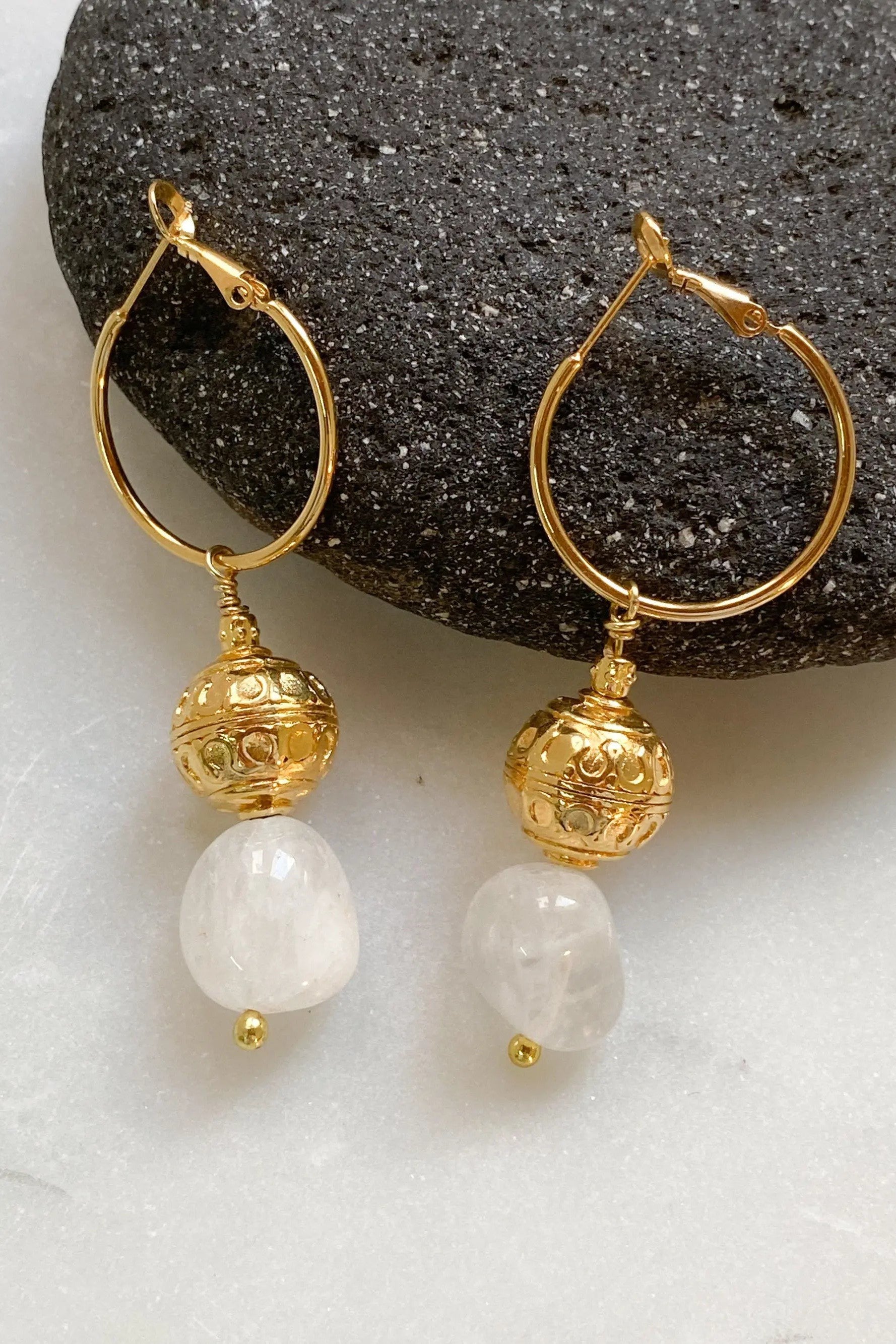 AGAPE Quartz and Gold Dangle Earrings, Statement hoops with golden ball and white quartz stone, Boucles d'oreilles ethniques, Boho Ohrringe