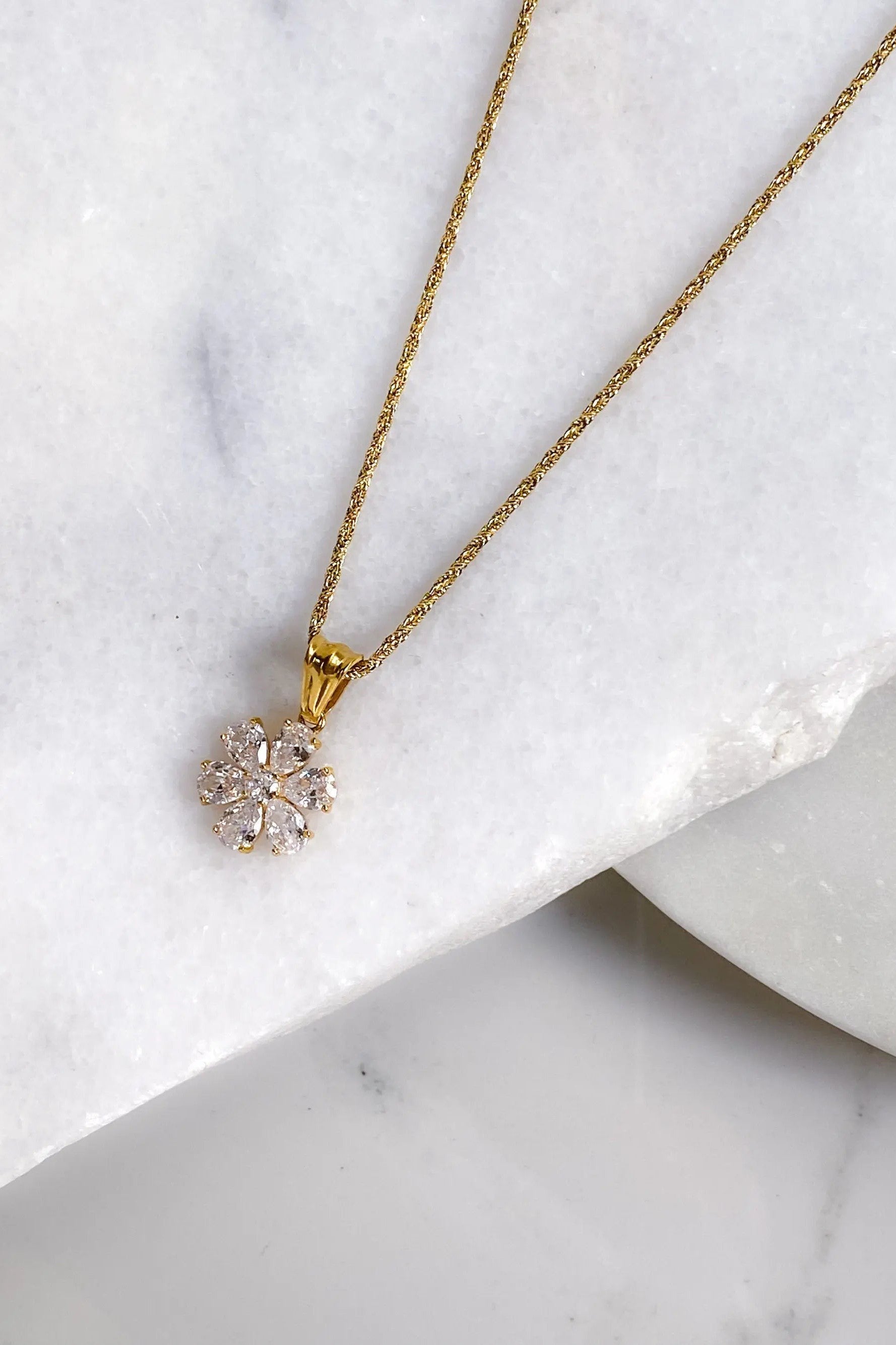 Flower pendant necklace, Zircon daisy charm on gold chain necklace, Gold rope chain with daisy charm, Sunflower Medallion, Anniversary gift