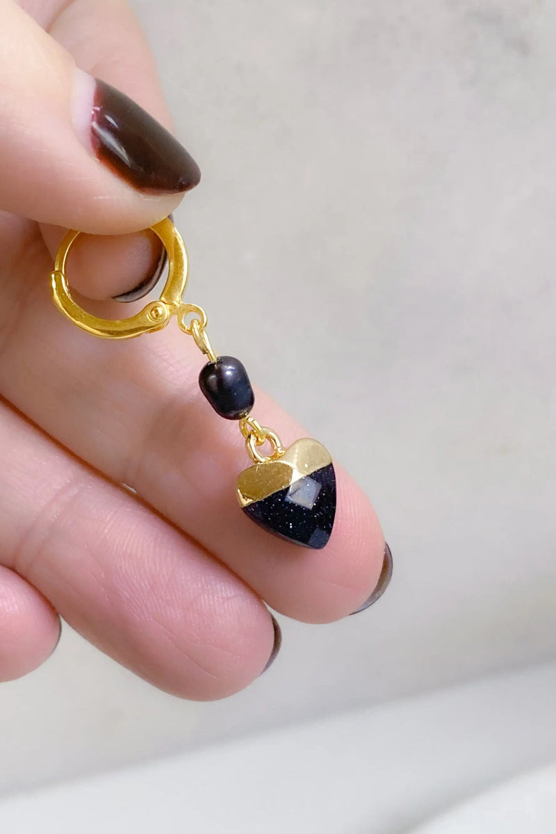 Little Heart dangle earrings, Gold huggie hoop Earrings, Cute Black freshwater pearl Earrings, Gold hoop Earrings with small hearts