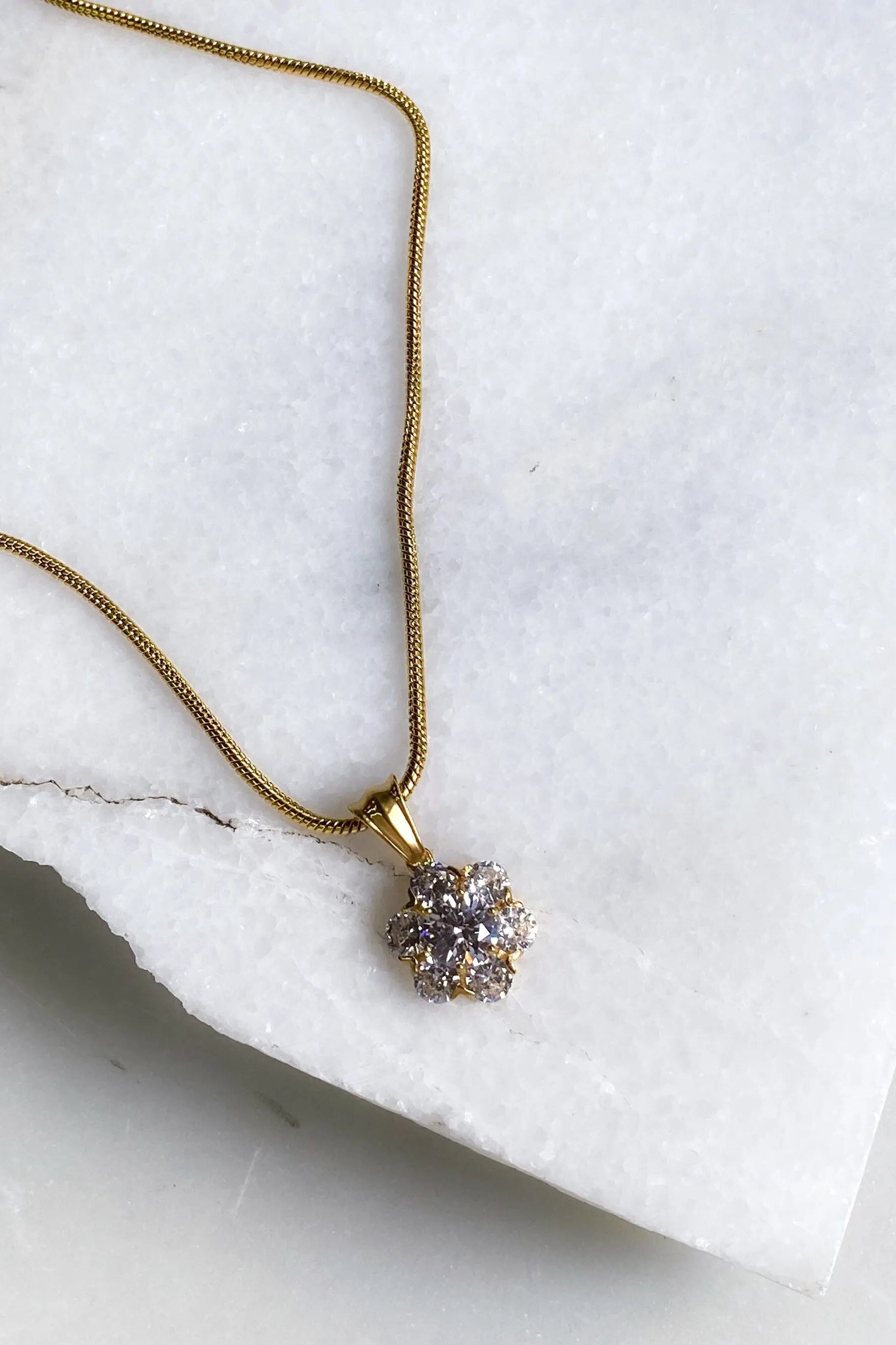 Flower charm necklace, Zircon daisy pendant on gold chain necklace, Gold round chain with daisy charm, Sunflower Medallion, Gift for her