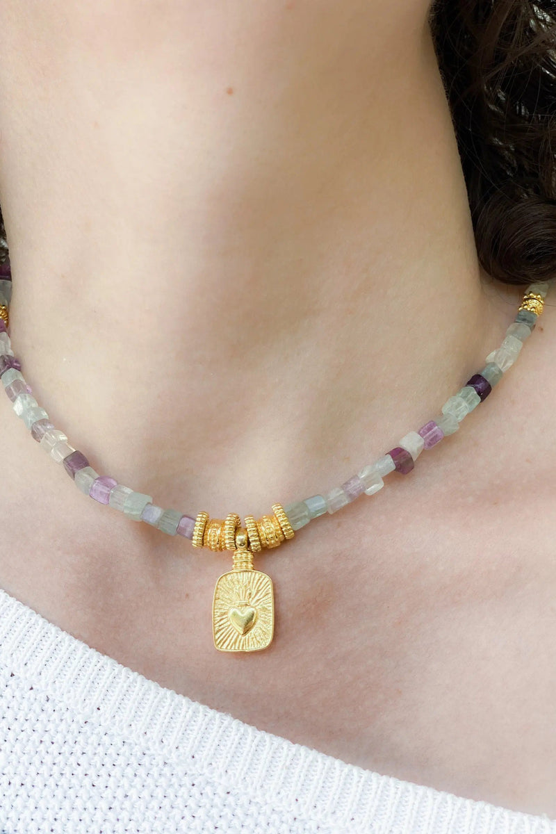Heishi Necklace, Surfer Dainty necklace, Fluorite necklace with gold heart pendant, Tiny cubes beaded necklace, Boho Collier pierre femme
