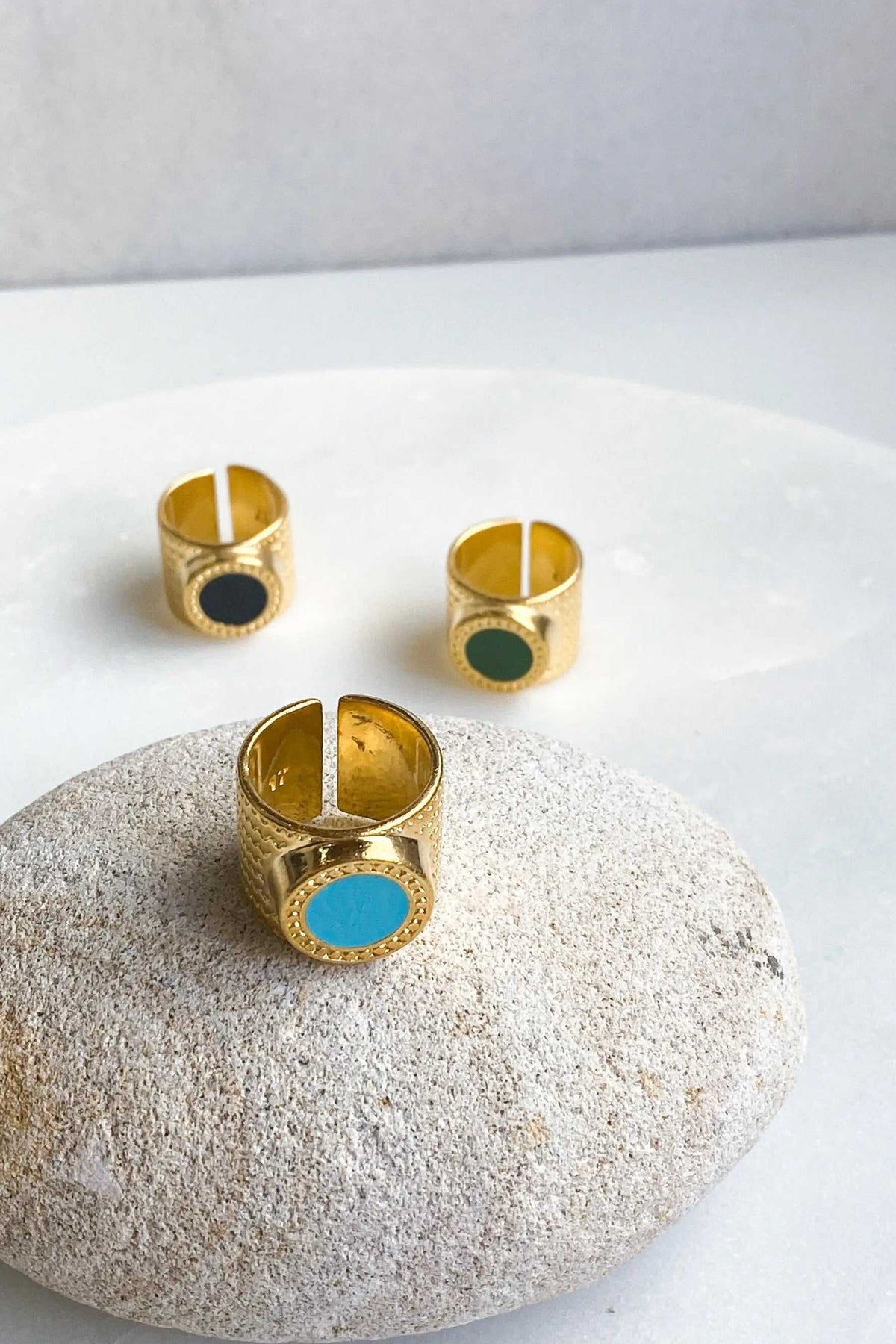 KARMI Gold wide band ring set in gold-toned metal, with oval black, green and turquoise resin stones