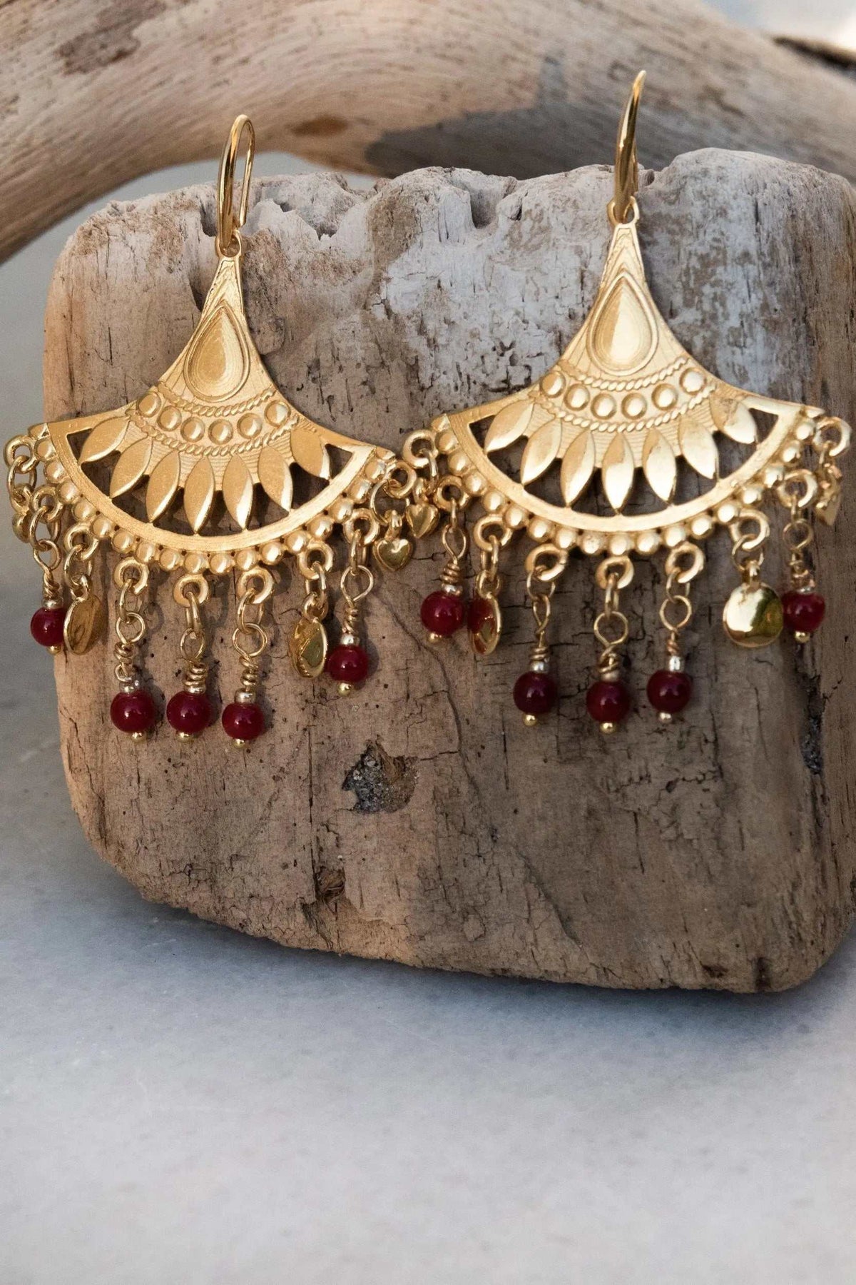 LITÓ EARRINGS in gold-tone metal with ornate fan-shaped filigree and dangling deep red and green glass beads