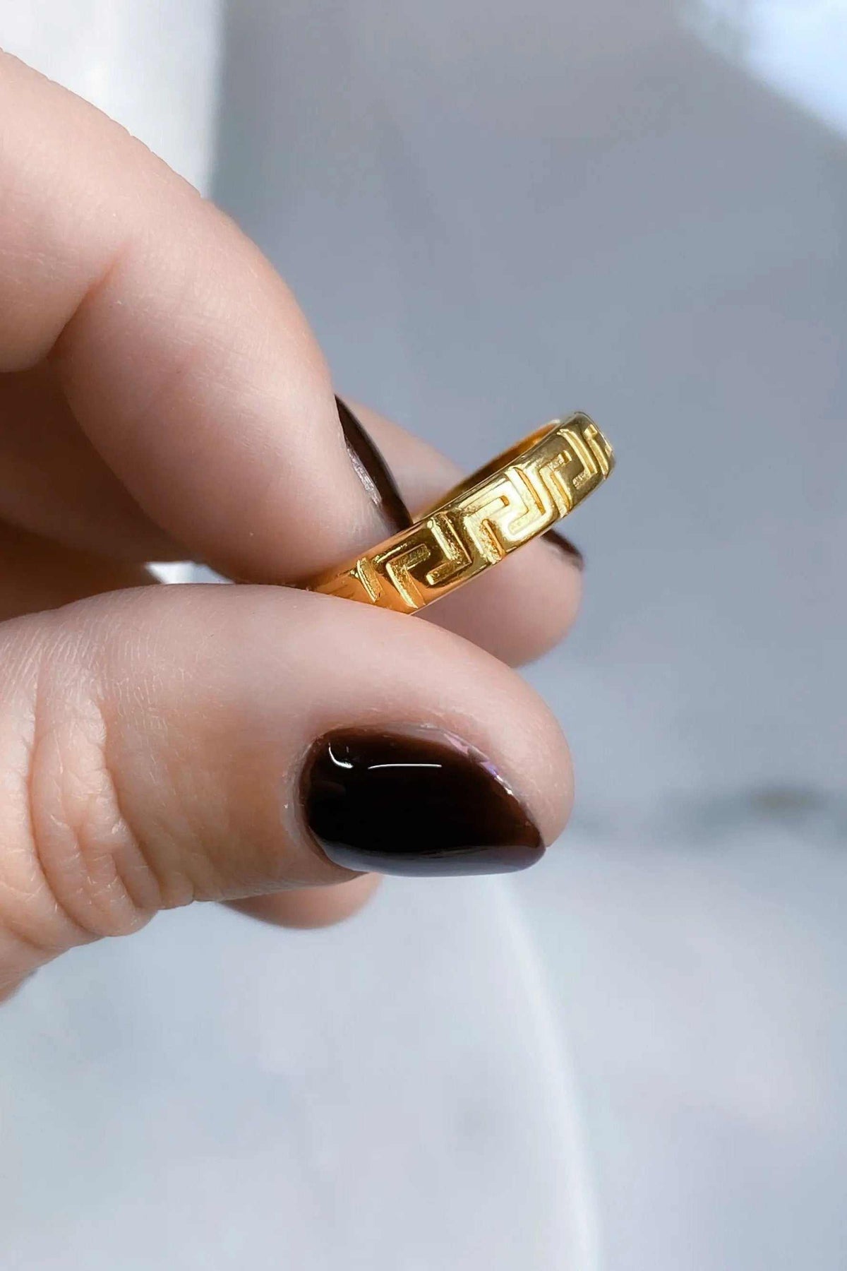 MEANDER Gold band Ring in gold-tone metal with a raised Greek meander pattern around the narrow band