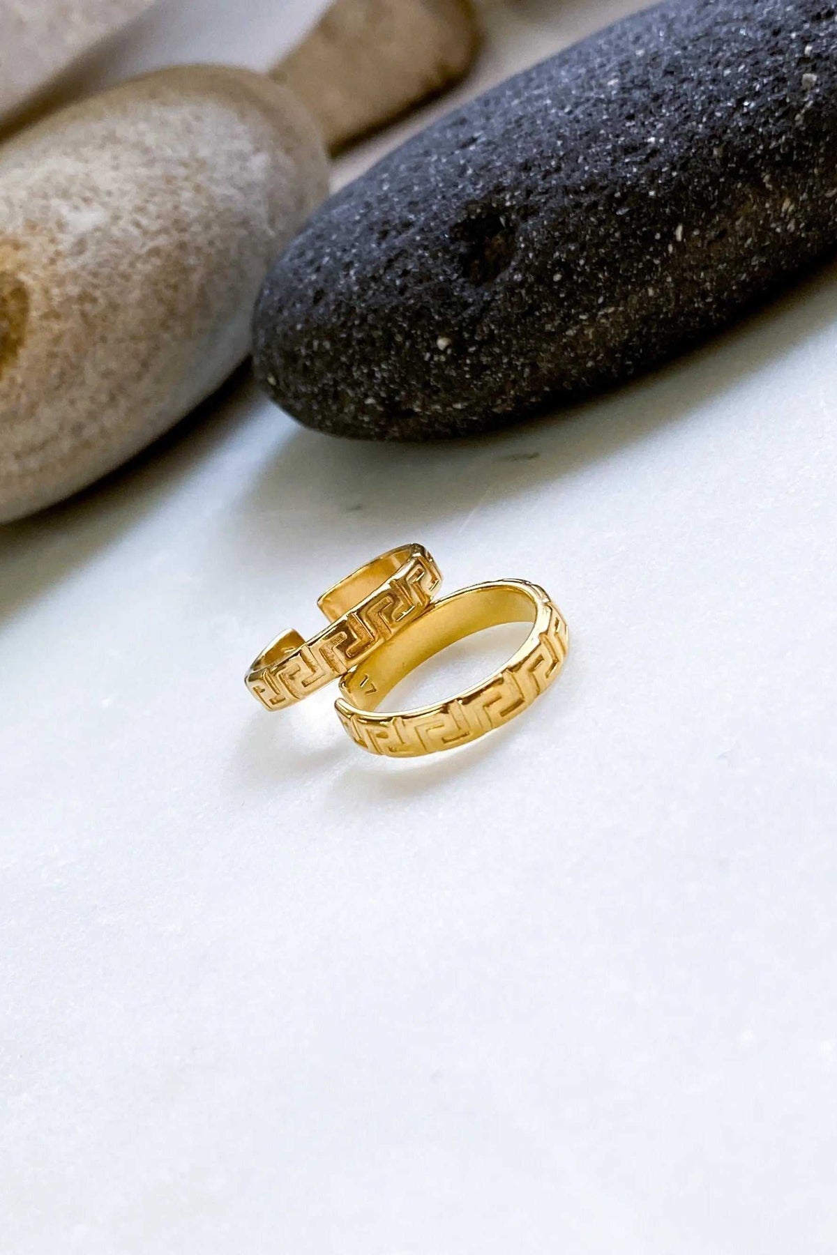 MEANDER Gold band Ring in bright gold-tone metal with a Greek meander pattern and slightly adjustable open ends