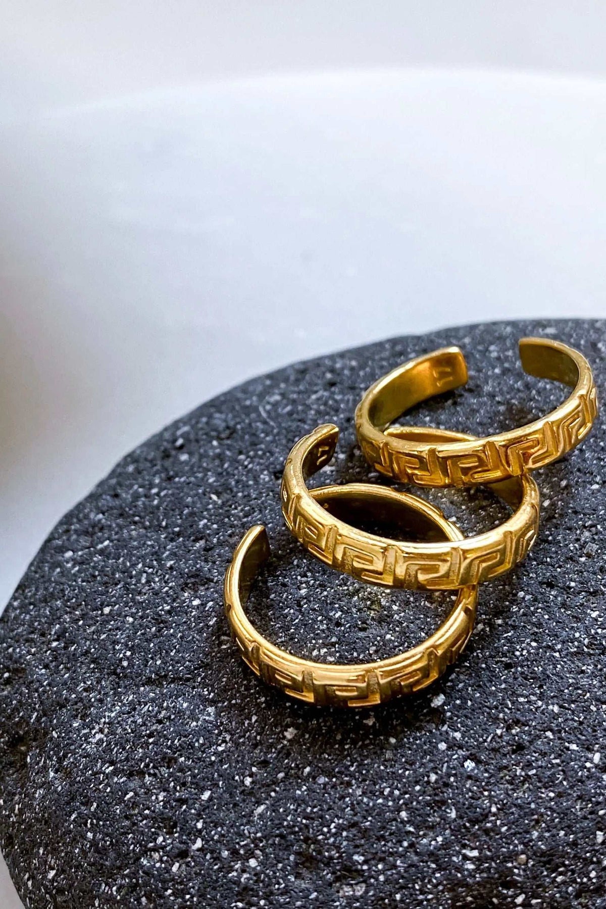 MEANDER Gold band Ring, gold-tone metal with a repeating Greek meander pattern and an open adjustable band