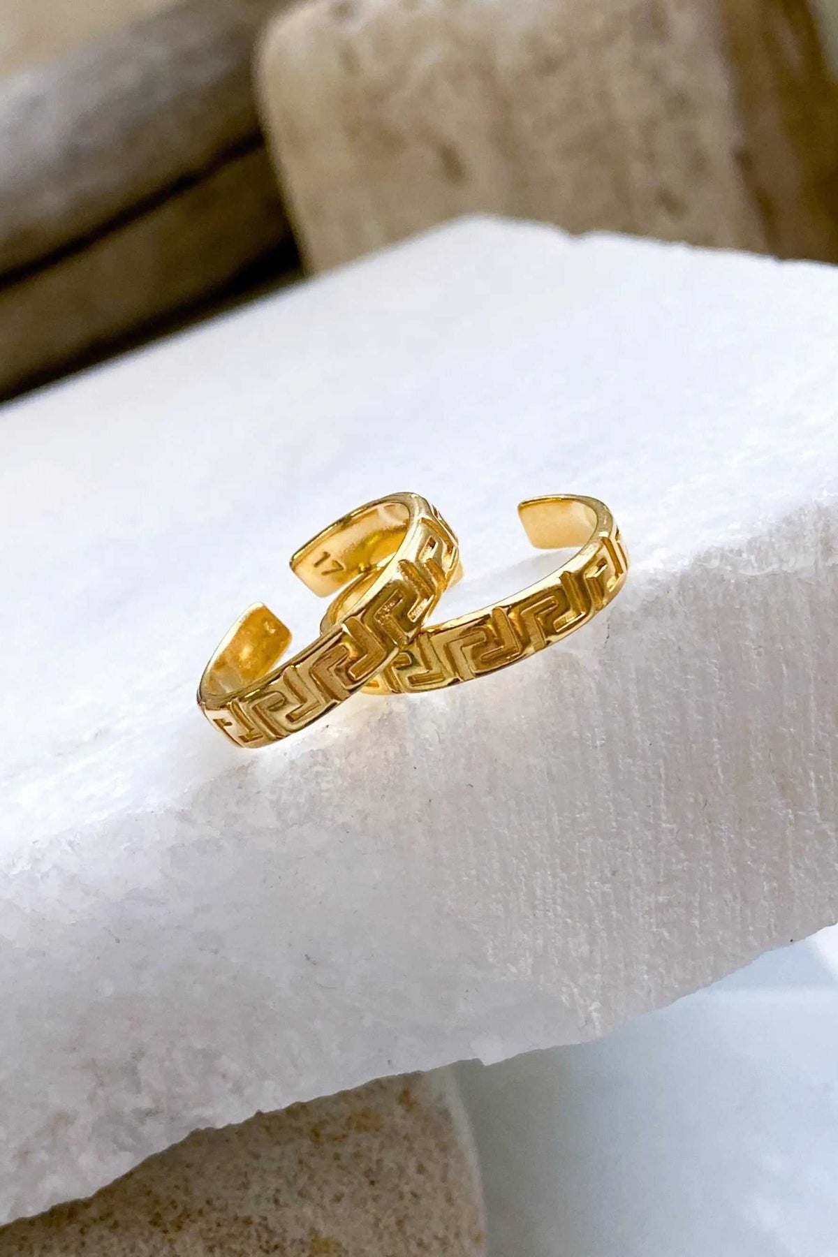 MEANDER Gold band Ring in polished gold-tone metal with a Greek meander pattern and an adjustable open band