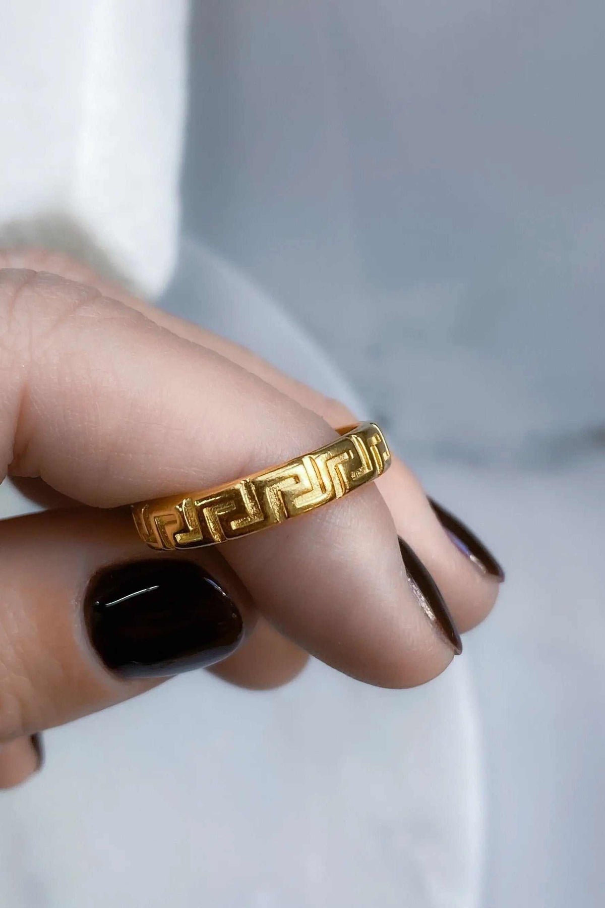 MEANDER Gold band Ring in gold-tone metal with a raised Greek meander pattern wrapping around the band