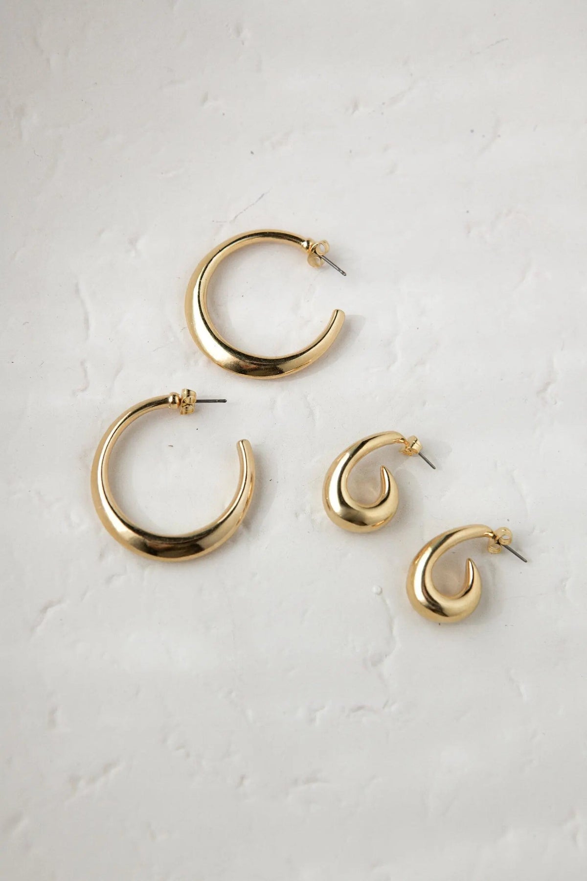 Medium chunky hook Hoops in gold-plated metal, with a smooth, polished finish and curved open hook closure