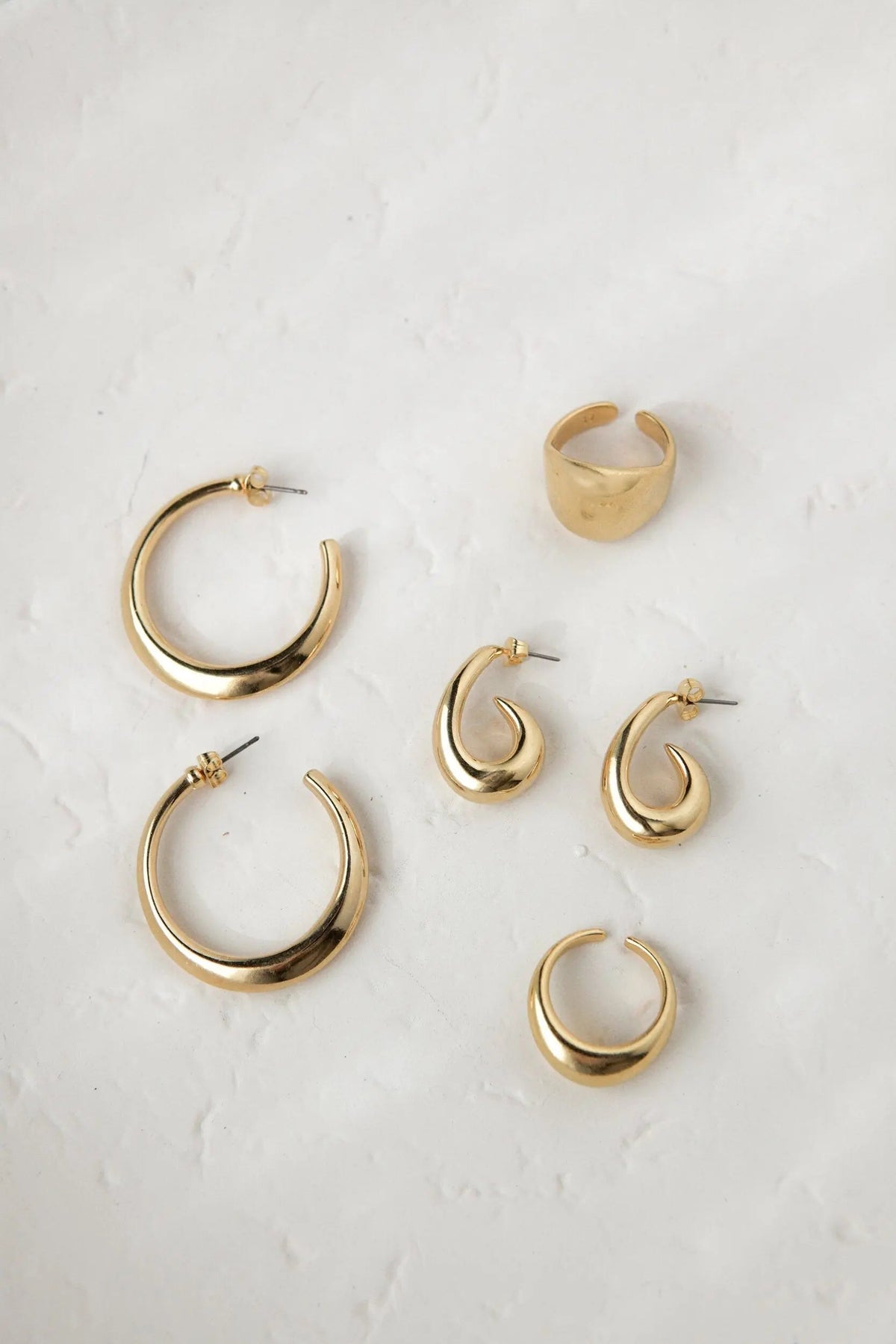 Medium chunky hook Hoops in polished gold-tone metal, featuring chunky open curves, hook closures and a matching wide ring