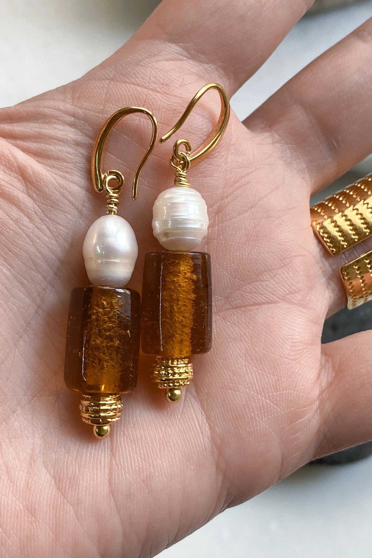 NATASSA Brown crystal earrings with amber-brown rectangular crystals, white pearls and gold-tone hooks and fittings
