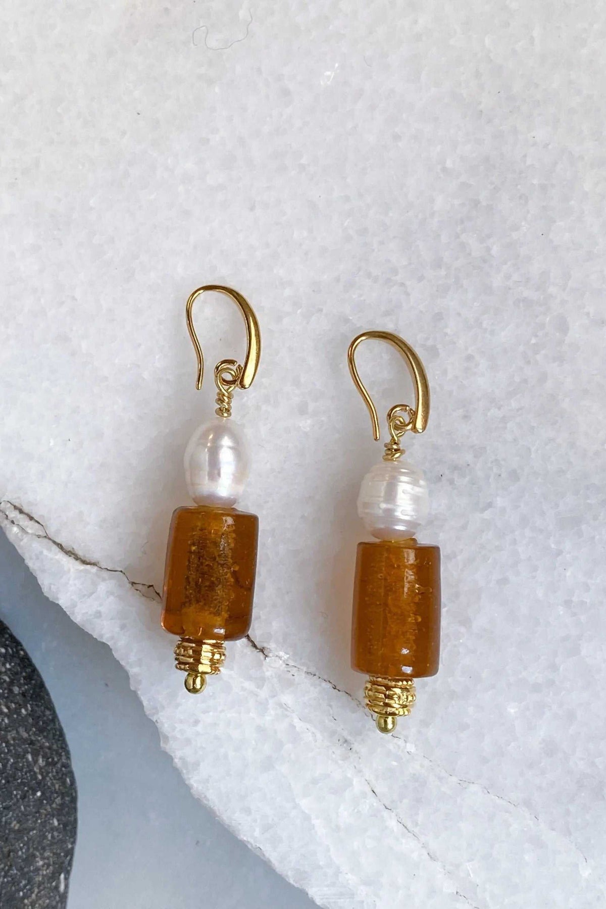 NATASSA Brown crystal earrings with amber-brown rectangular crystals, freshwater pearls, and gold-tone metal