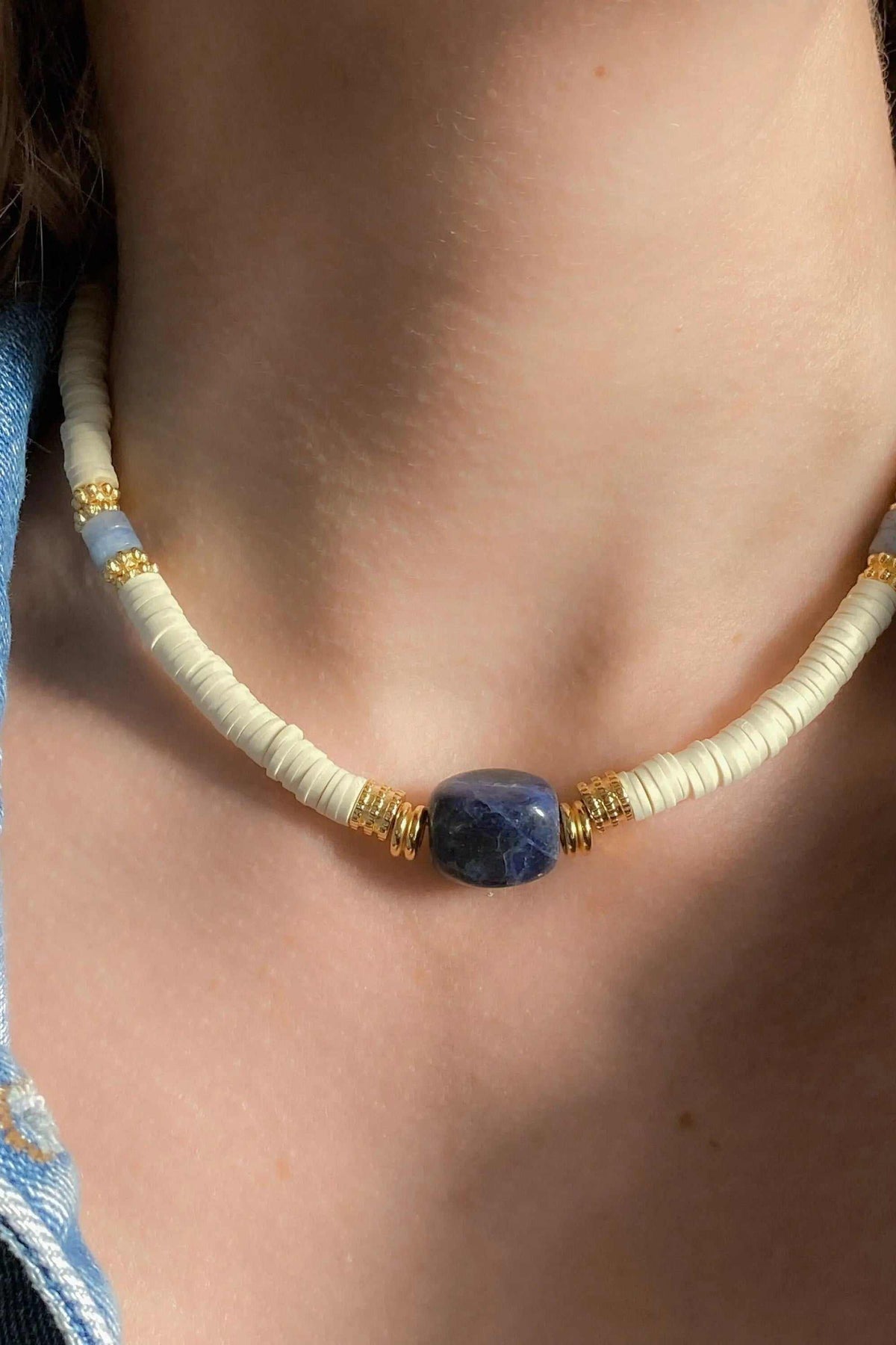 Necklace Heishi Boho Sodalite with white heishi beads, blue sodalite centre stone and gold-plated accents