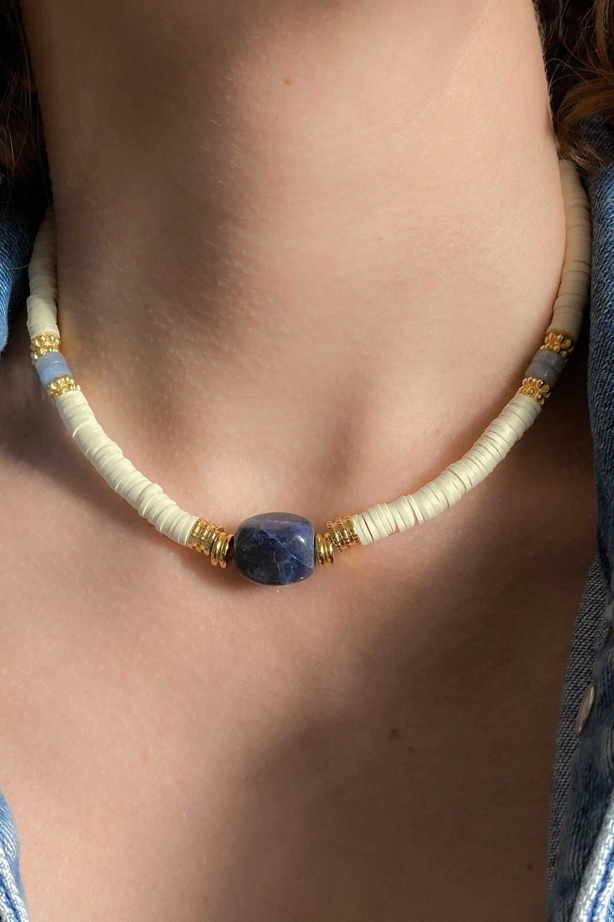 Necklace Heishi Boho Sodalite with white heishi beads, blue sodalite centre stone and gold-plated accents