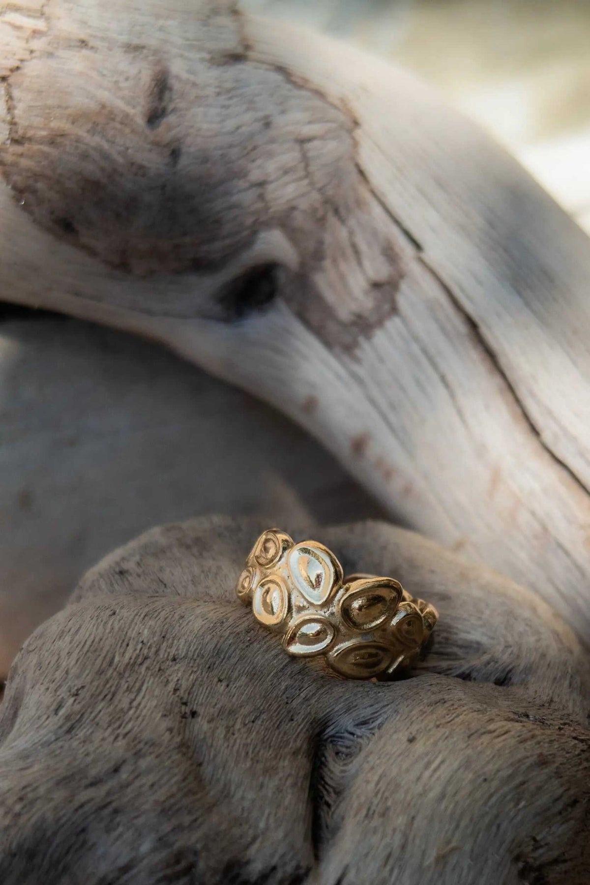 Pebbles WIDE RING in gold-tone metal, with an adjustable wide band adorned with raised pebble-shaped settings