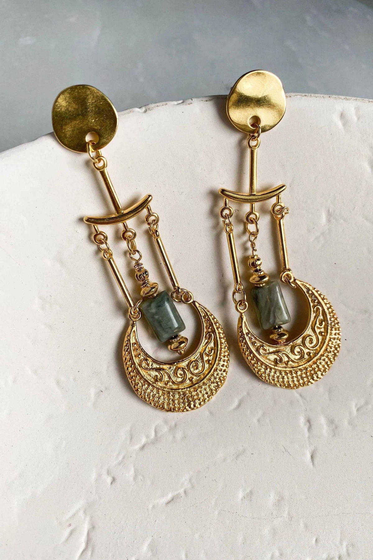 PITHÓ EARRINGS in gold-tone metal with dark green stones, ornate circular filigree drops and delicate chain details