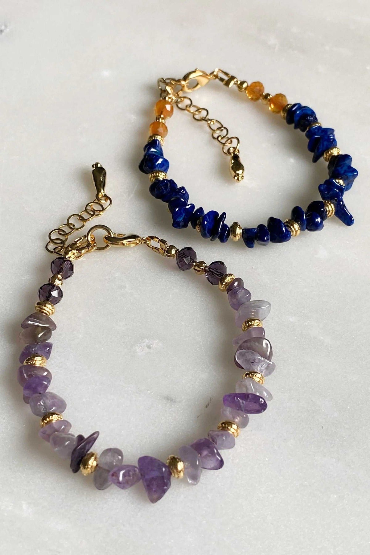 POLYMNIA BRACELET with irregular purple amethyst beads, gold-tone spacers and an adjustable chain clasp