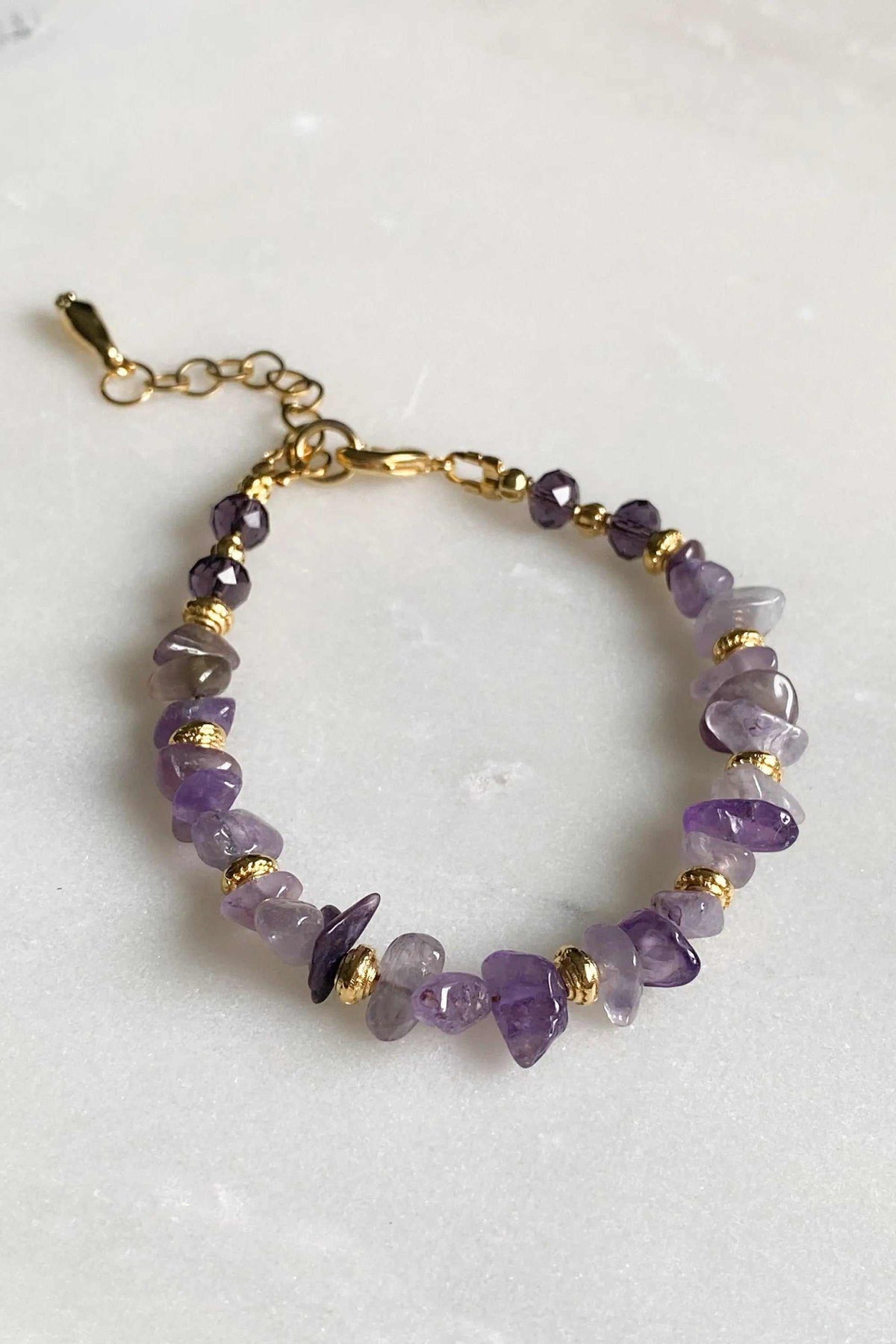 POLYMNIA BRACELET with purple amethyst chips and faceted beads, accented by gold-tone spacers and an extender chain