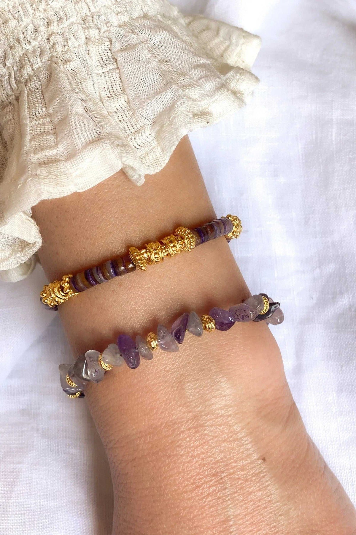 POLYMNIA BRACELET with purple and lilac natural stone beads, gold-tone accents and ornate gold-plated details