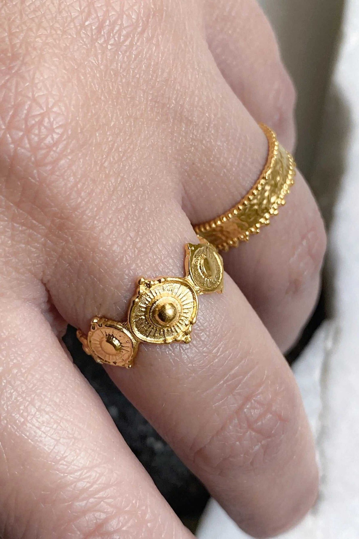 SHARMA Dotted gold ring in bright gold-tone metal, with a dotted band and ornate round and oval medallion details