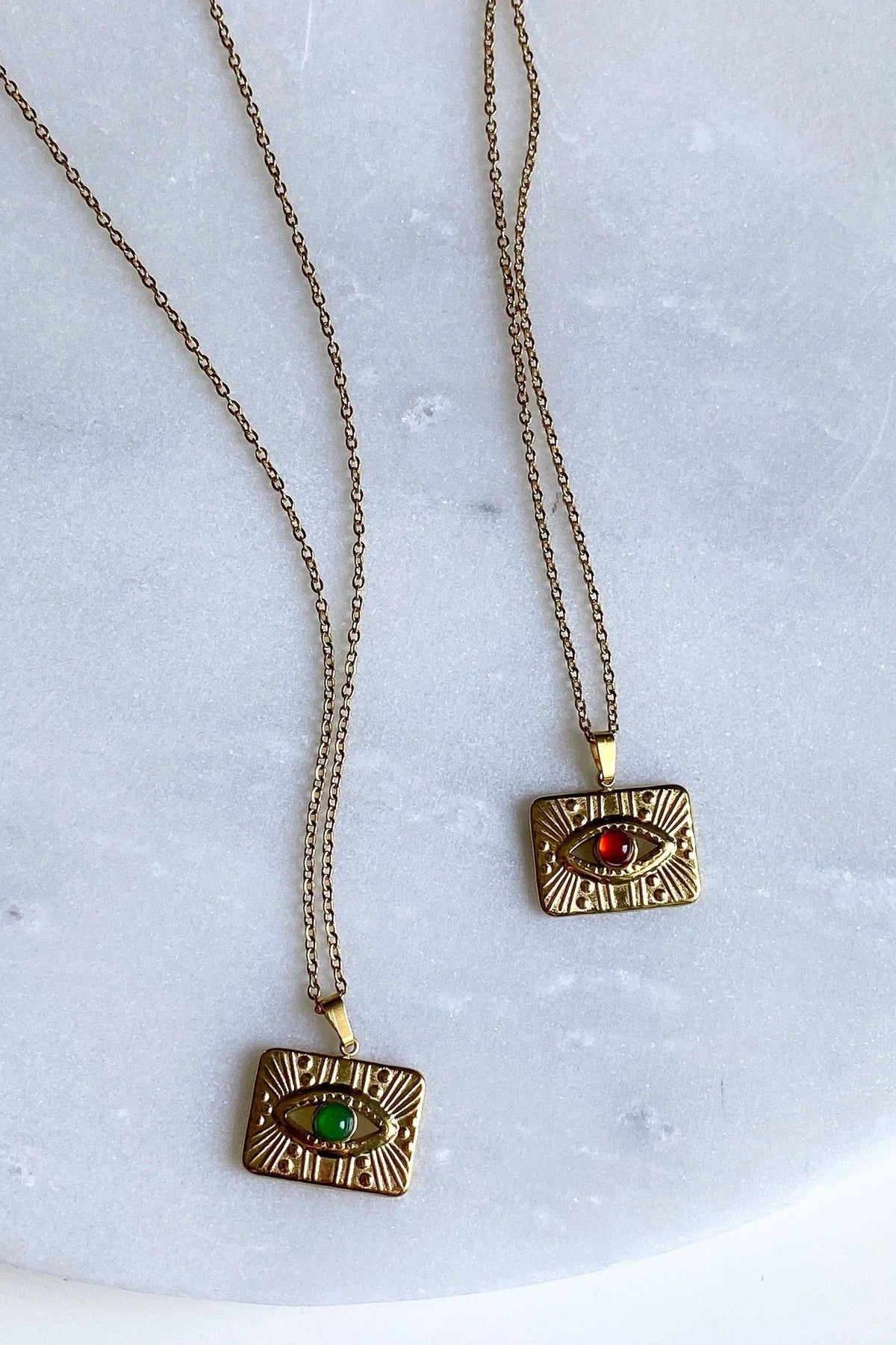 TAMA NECKLACE gold-filled steel chain with rectangular engraved evil eye pendants in green and red