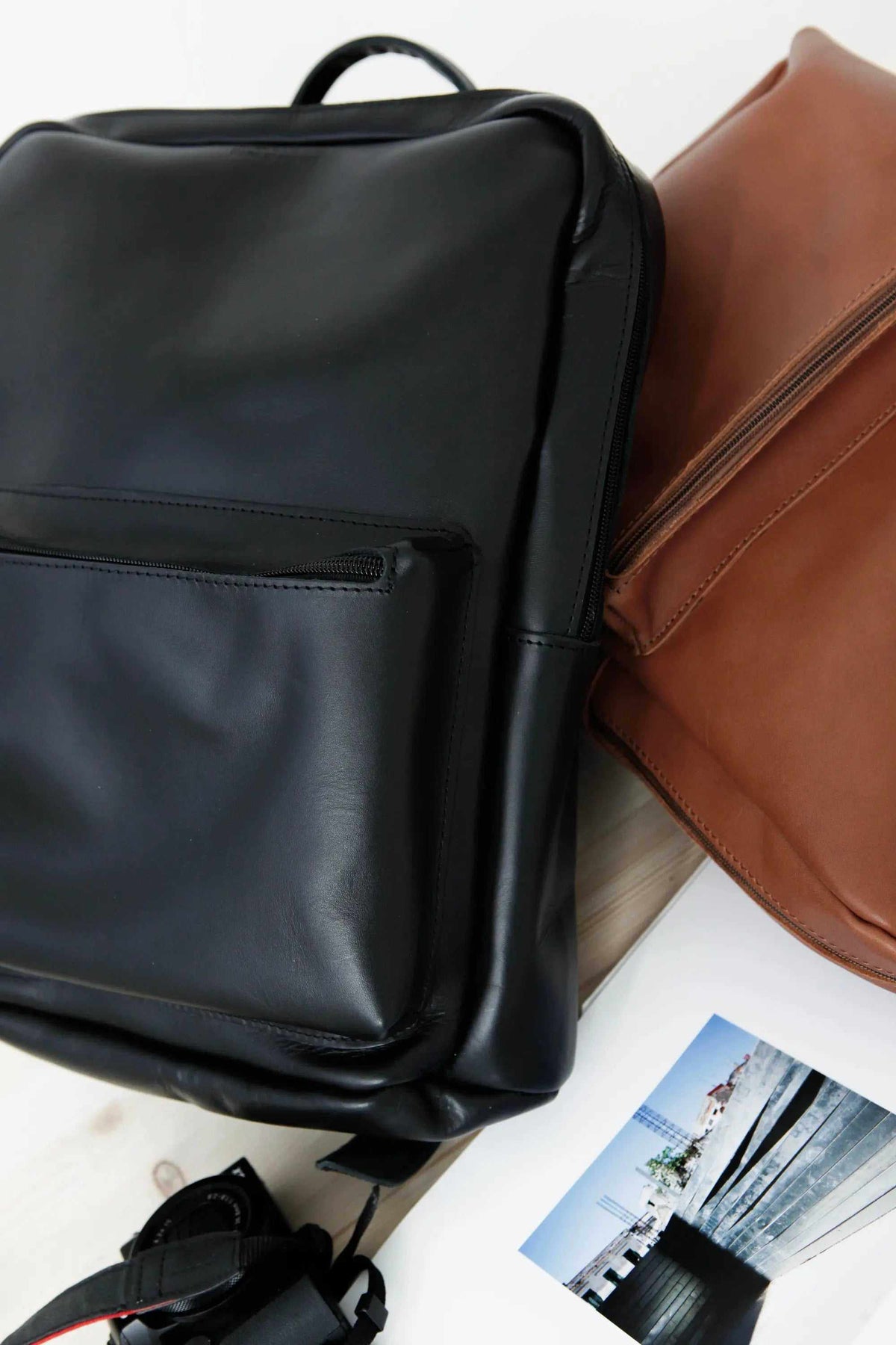 XLARGE BACKPACK in smooth black leather with a large front pocket, zip closure, top handle and adjustable straps
